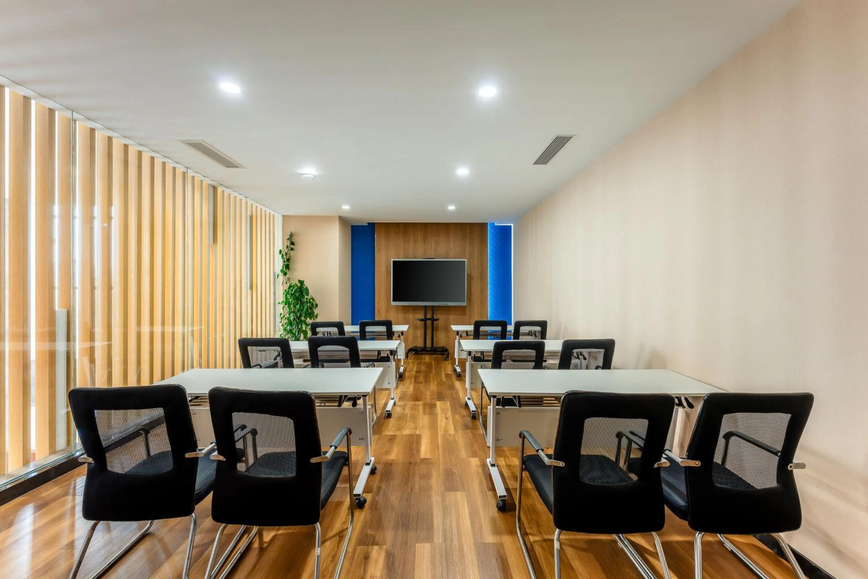 Meeting/conference room in Holiday Inn Express Tianjin Airport East by IHG