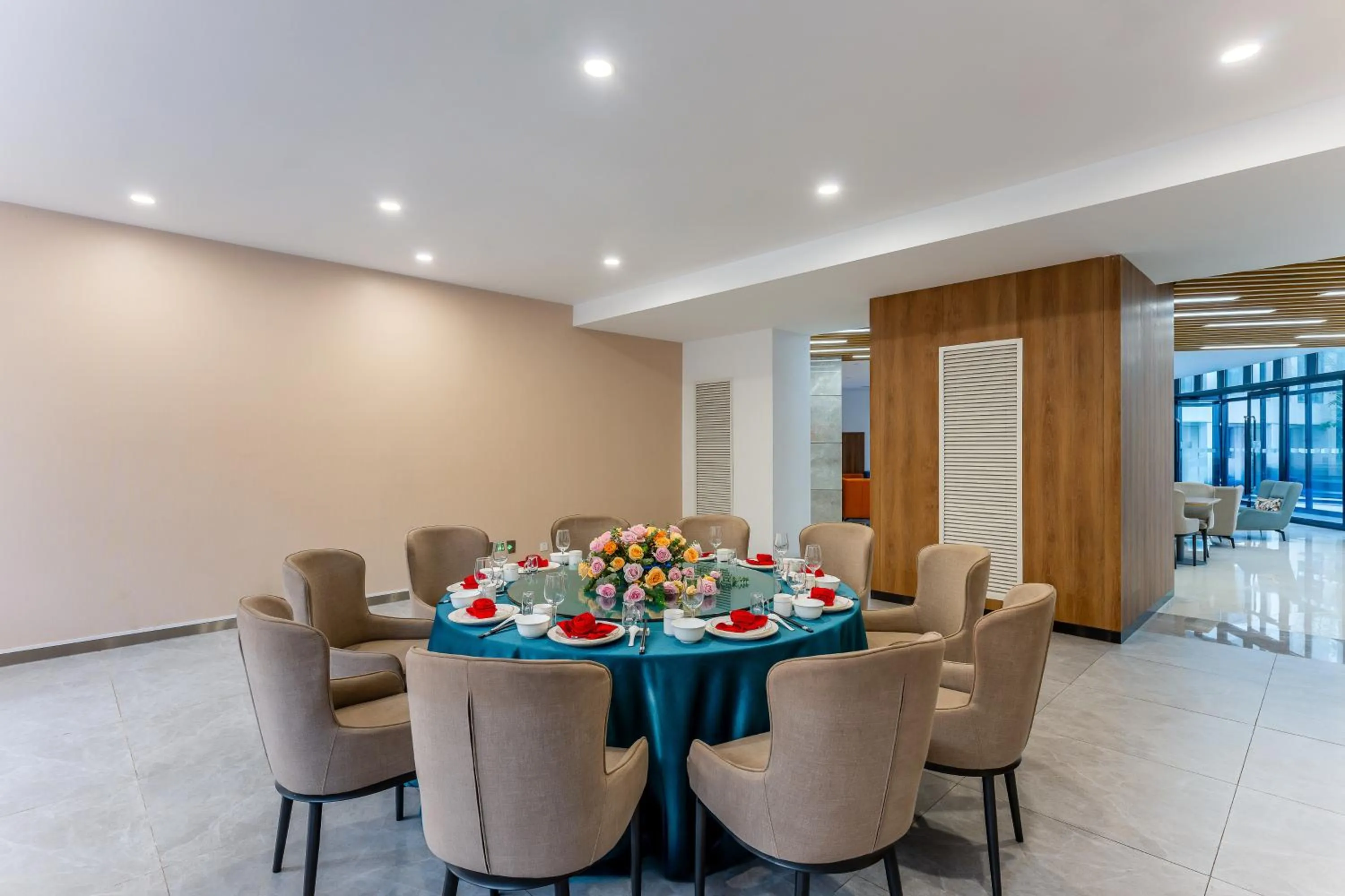 Restaurant/places to eat in Holiday Inn Express Tianjin Airport East by IHG