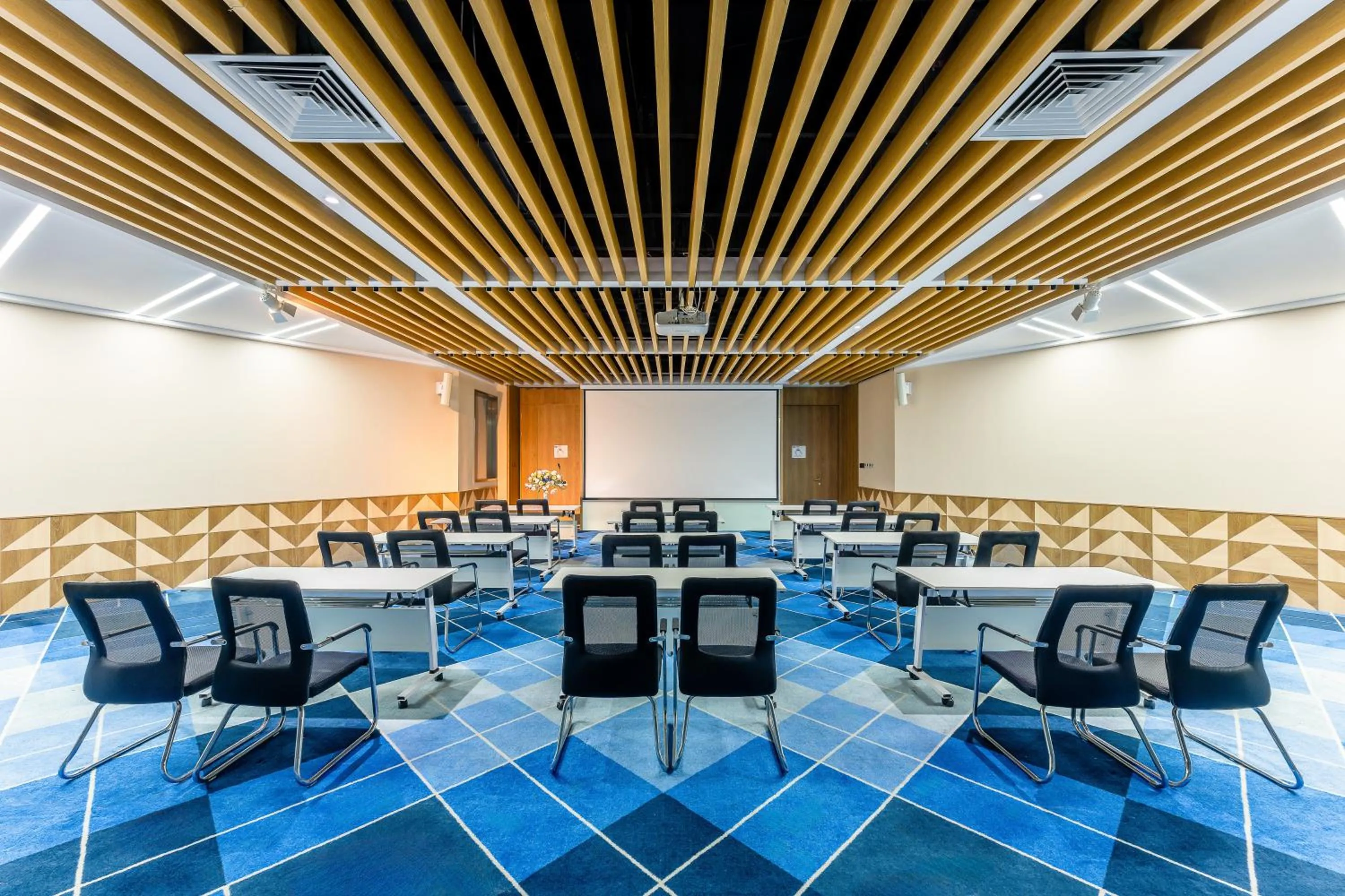 Meeting/conference room in Holiday Inn Express Tianjin Airport East by IHG