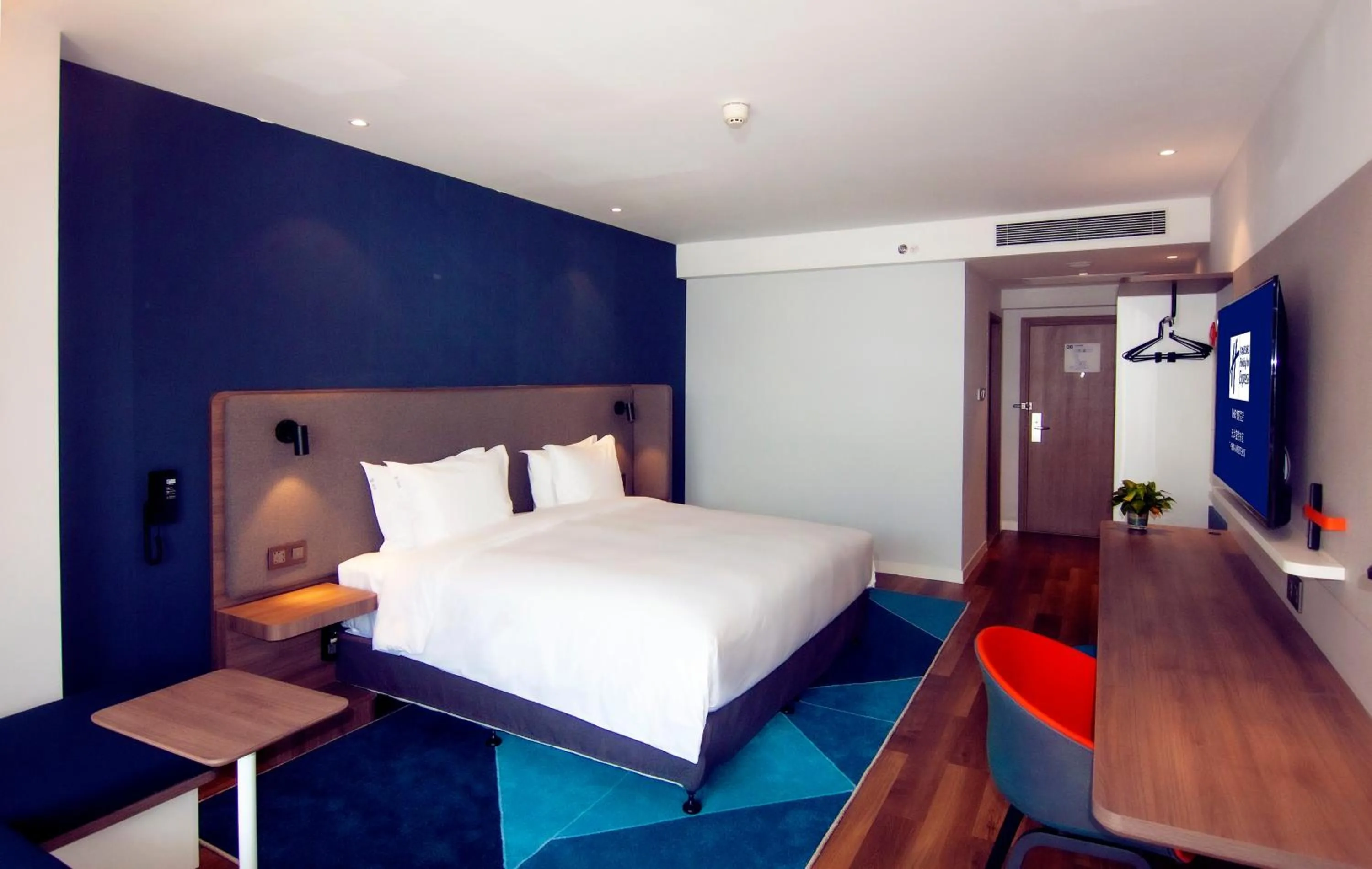 Photo of the whole room, Bed in Holiday Inn Express Tianjin Airport East by IHG