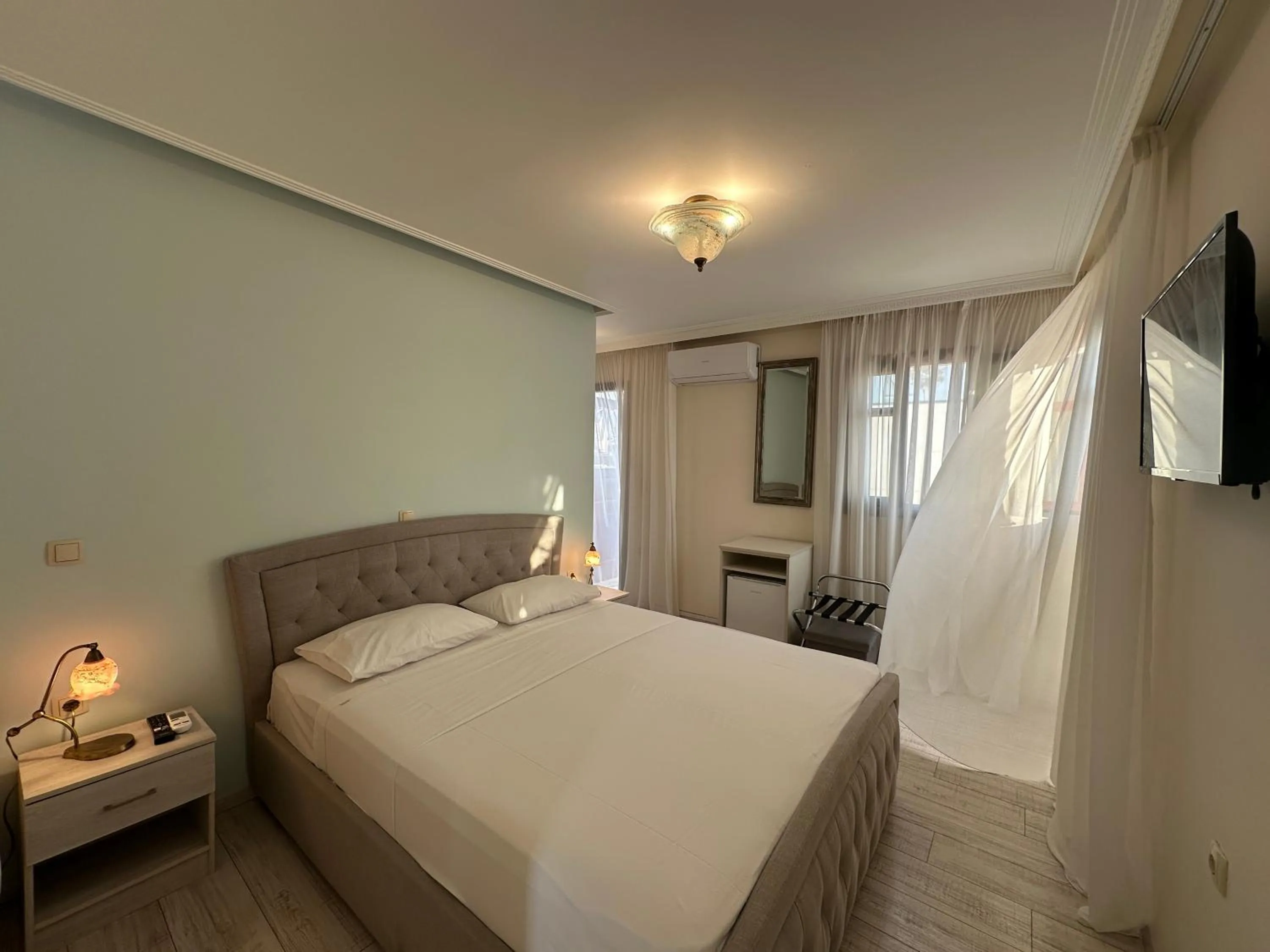 Photo of the whole room, Bed in Theasis Athens