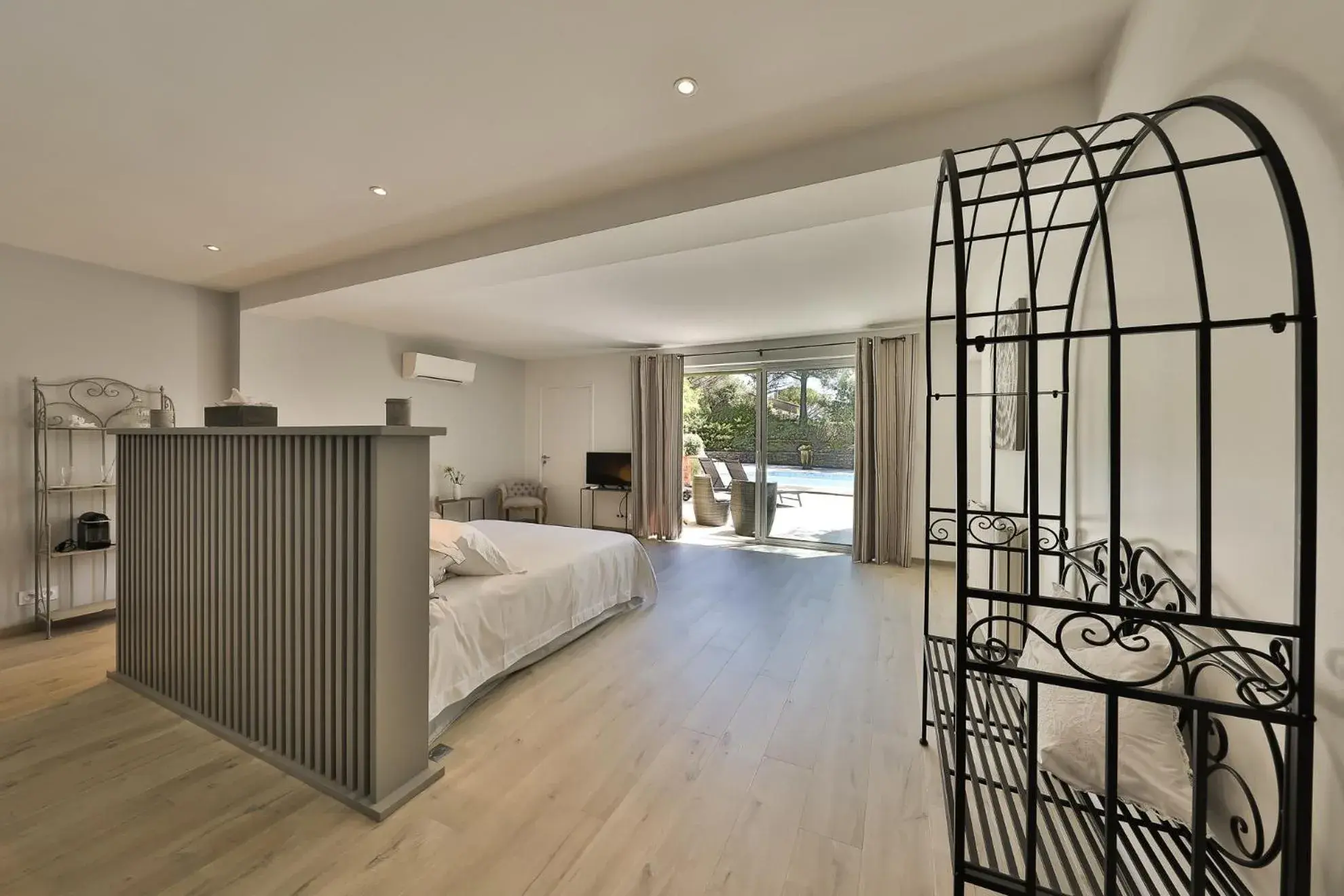 Queen Room with Pool View in Quintessence Provence Queen Room with Pool View in Quintessence Provence