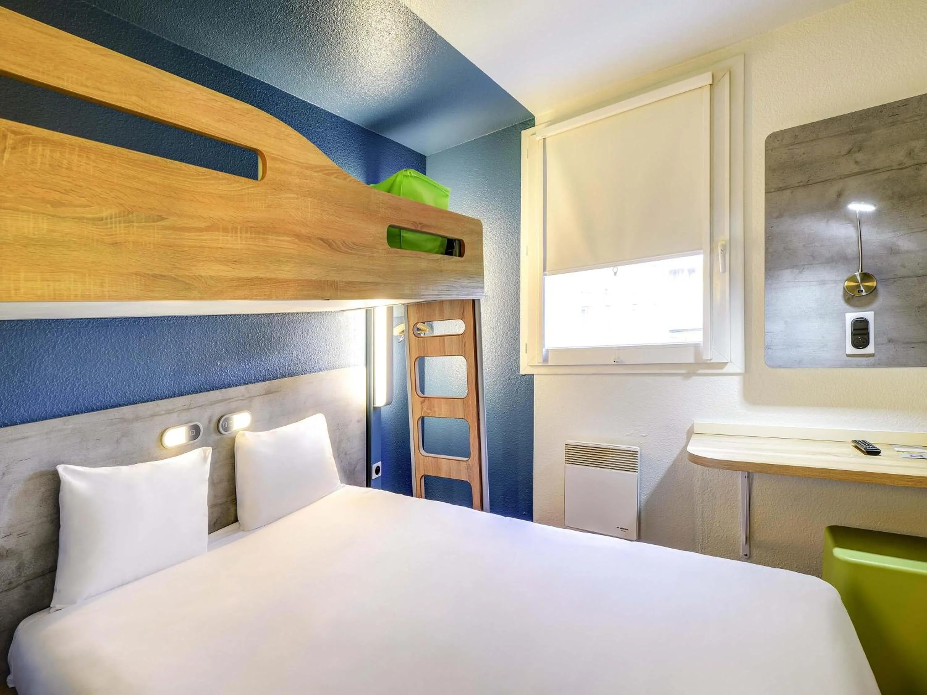 Bedroom, Bed in ibis budget Rueil Malmaison