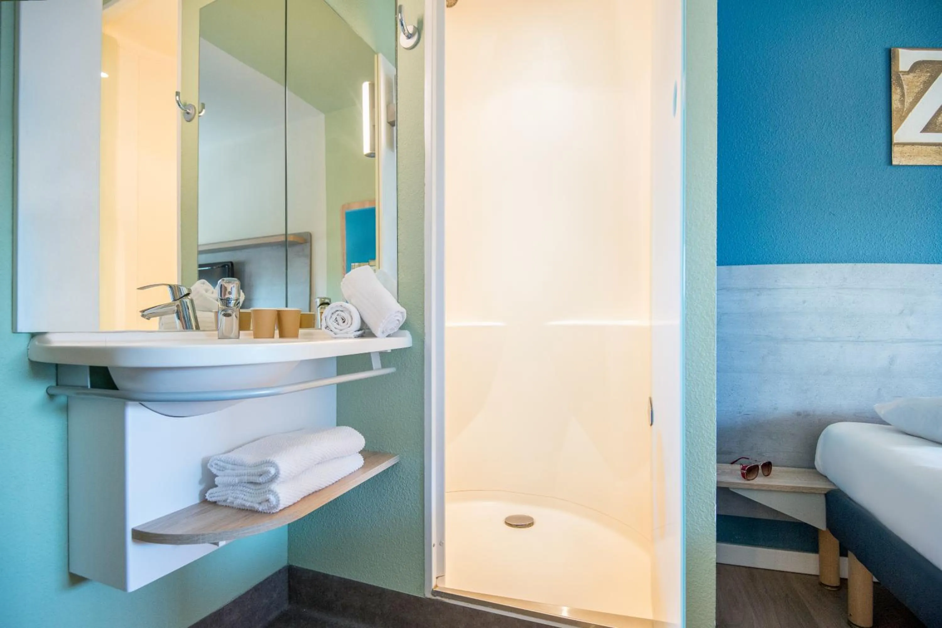 Toilet, Bed in ibis budget Rueil Malmaison