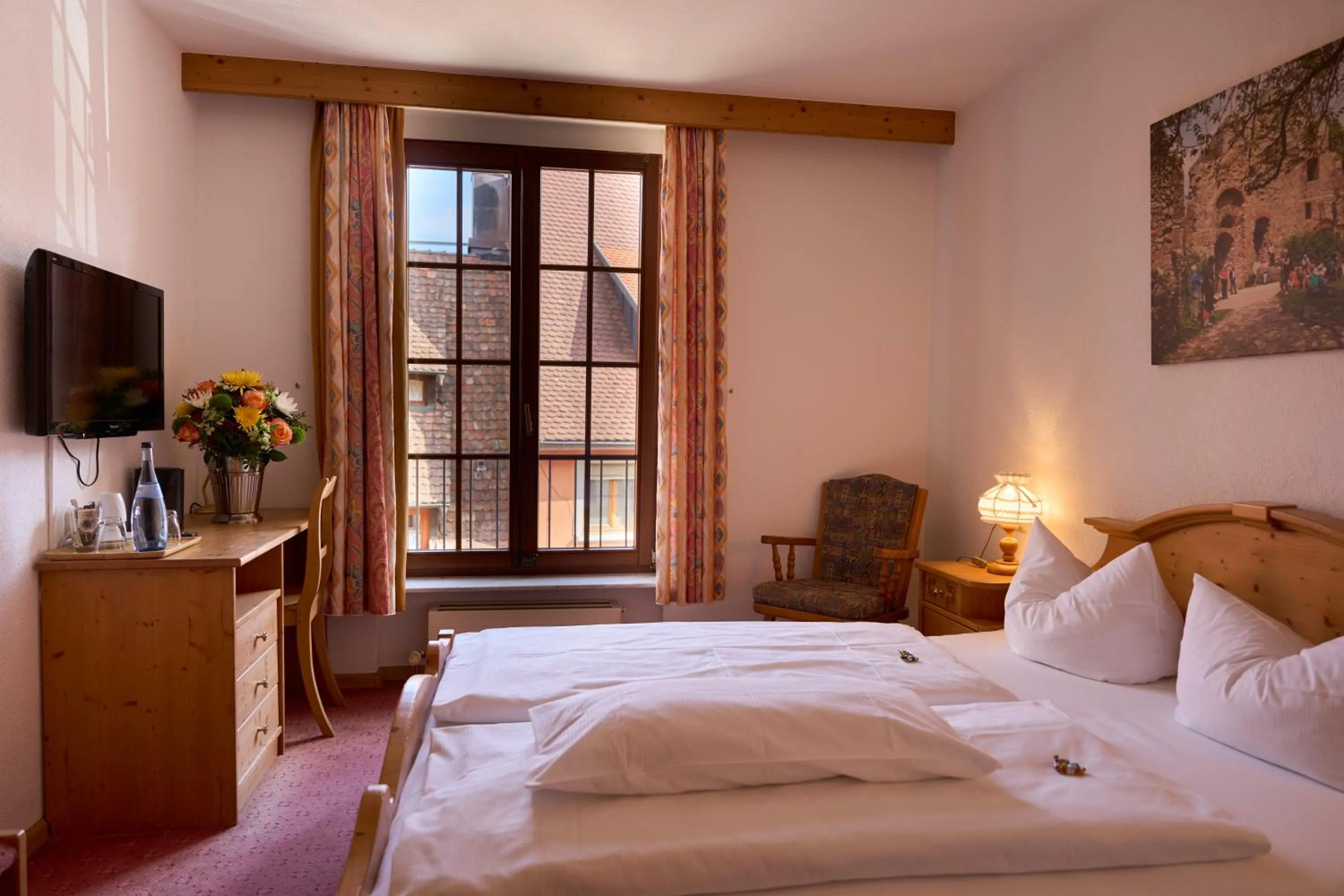 View (from property/room), Bed in Hotel der Löwen in Staufen