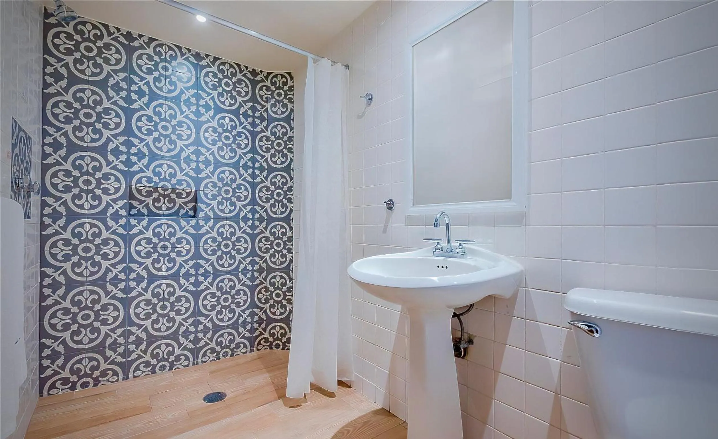 Shower in Continental Mexicano