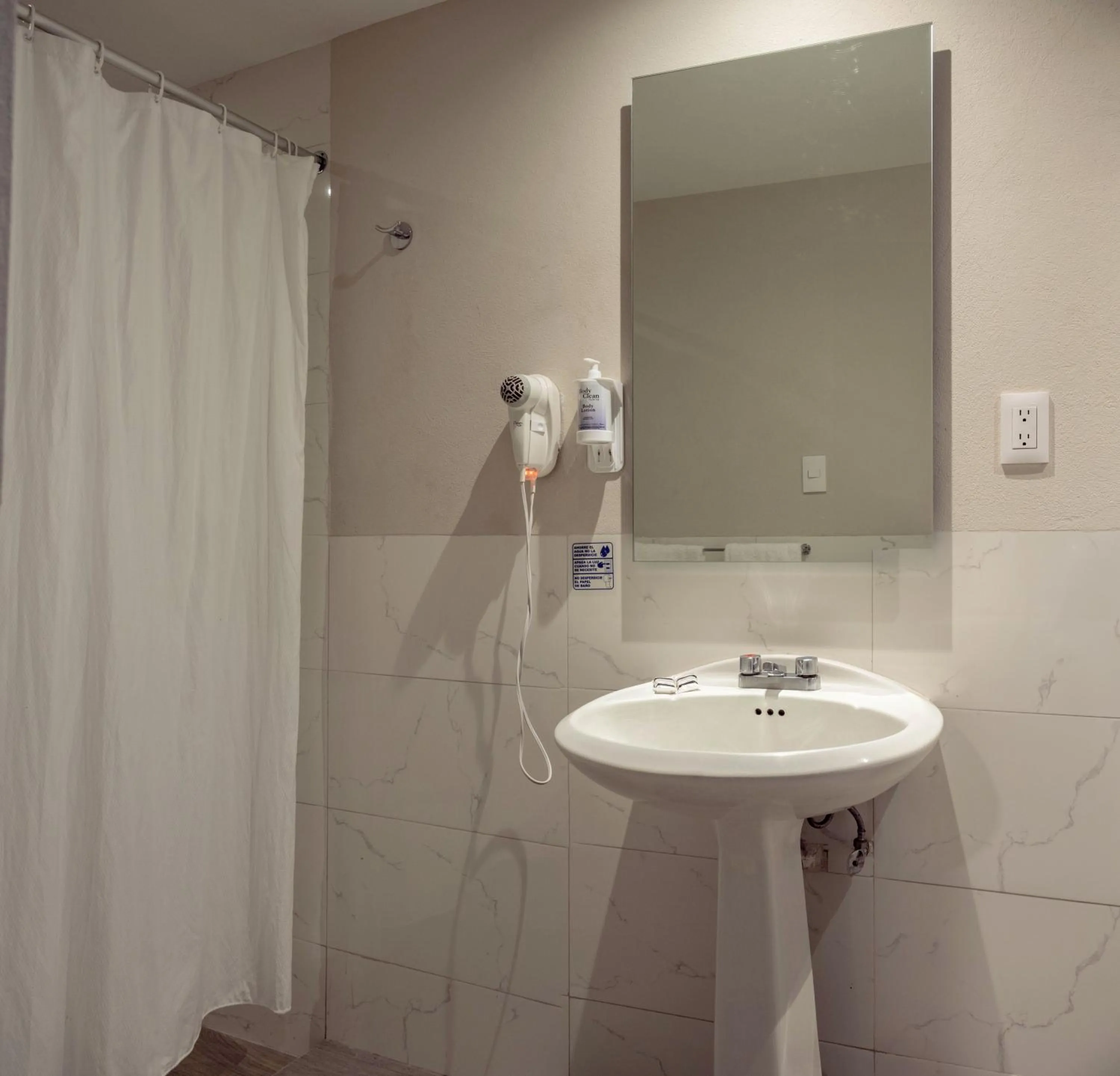 Shower in Continental Mexicano