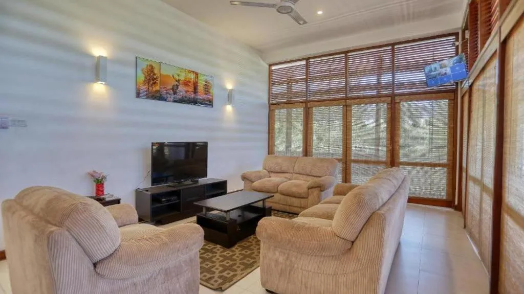 Living room in White House 101