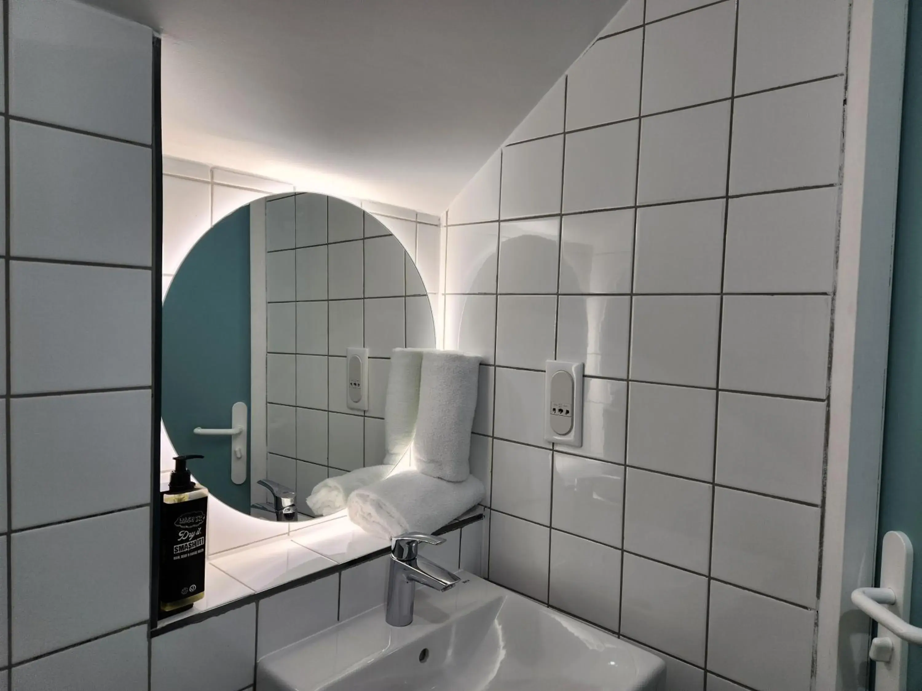 Bathroom in ibis budget Chambourcy Saint Germain