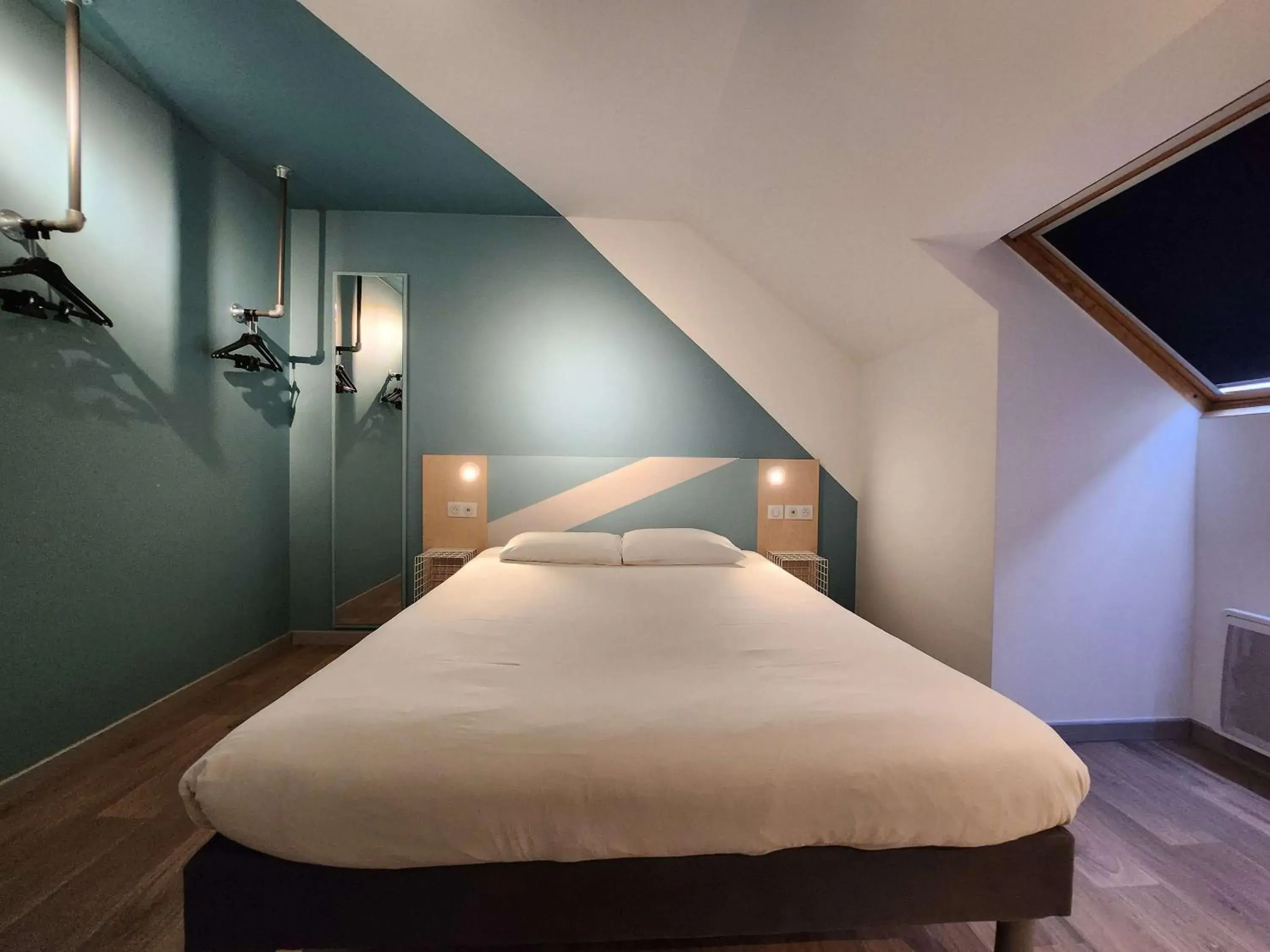 Bedroom, Bed in ibis budget Chambourcy Saint Germain