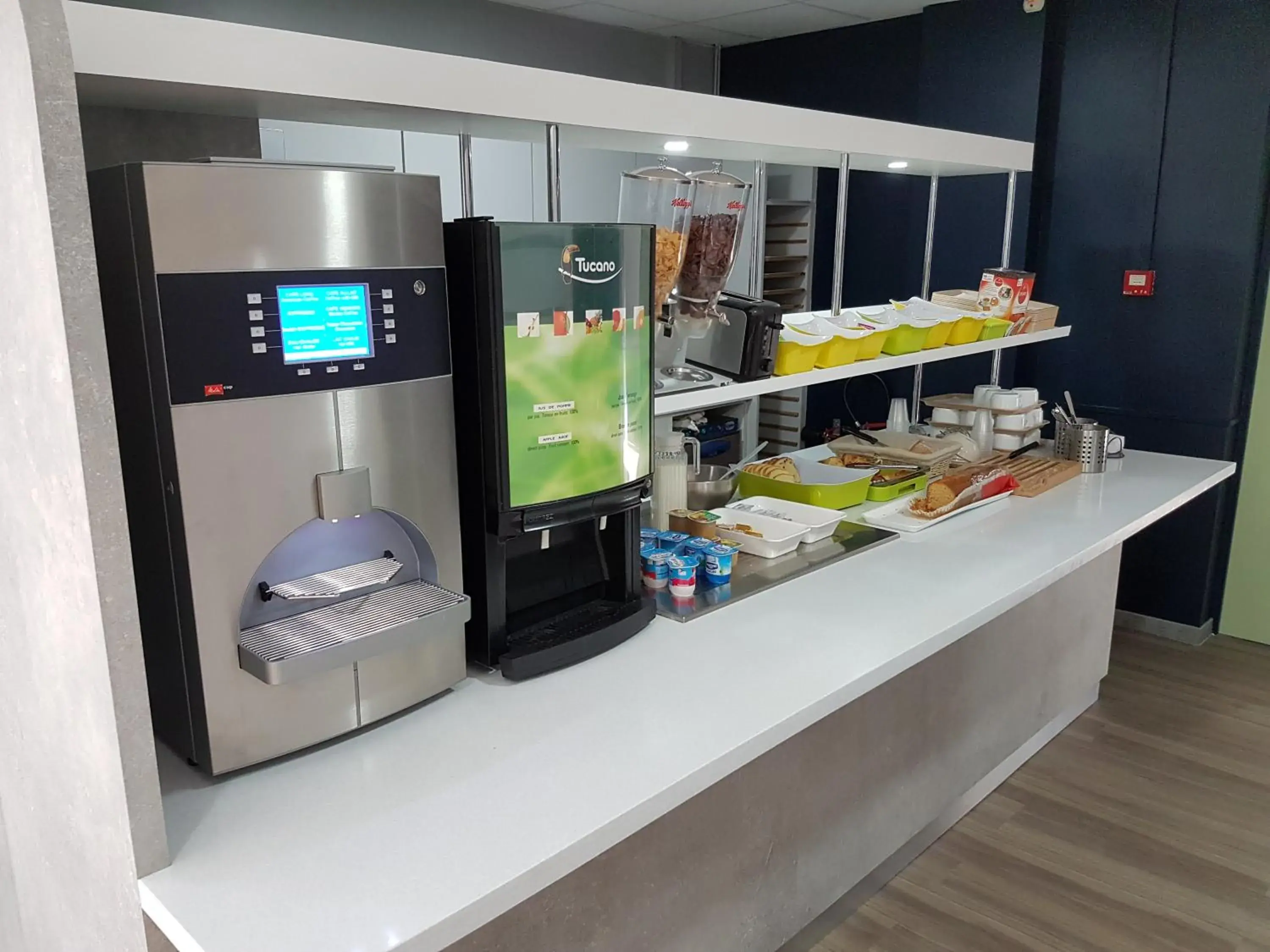 Dining area, Coffee/Tea Facilities in ibis budget Chambourcy Saint Germain