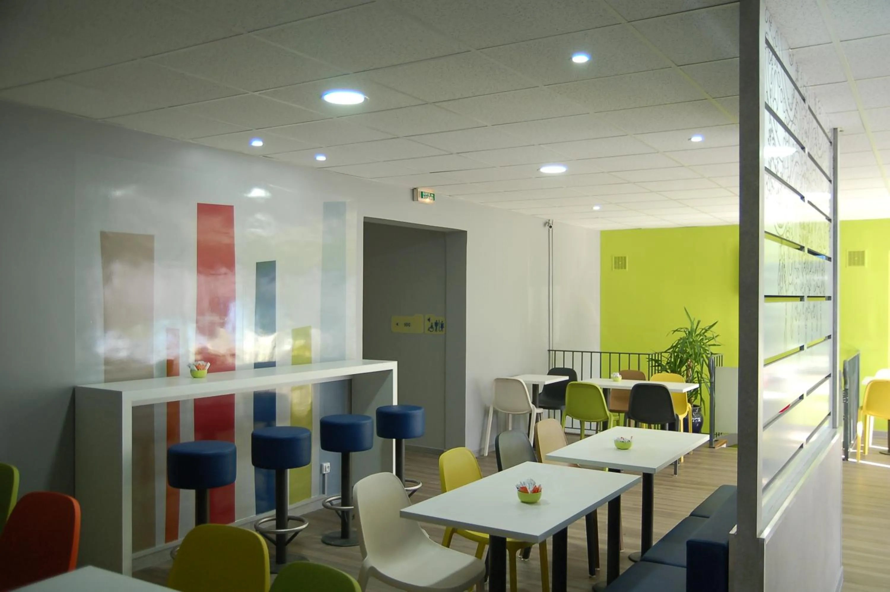 Dining area in ibis budget Chambourcy Saint Germain