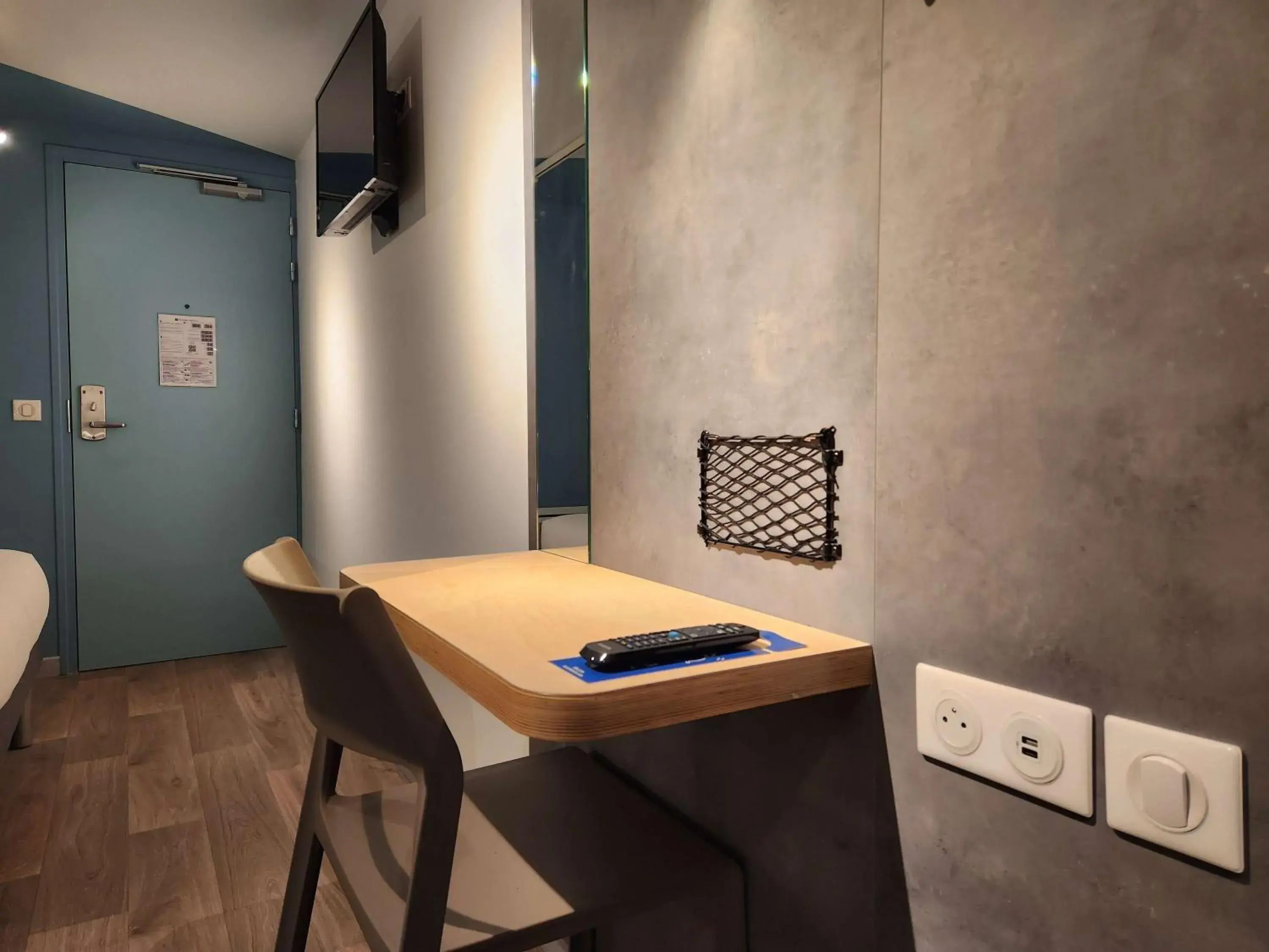 Bedroom, Dining Area in ibis budget Chambourcy Saint Germain