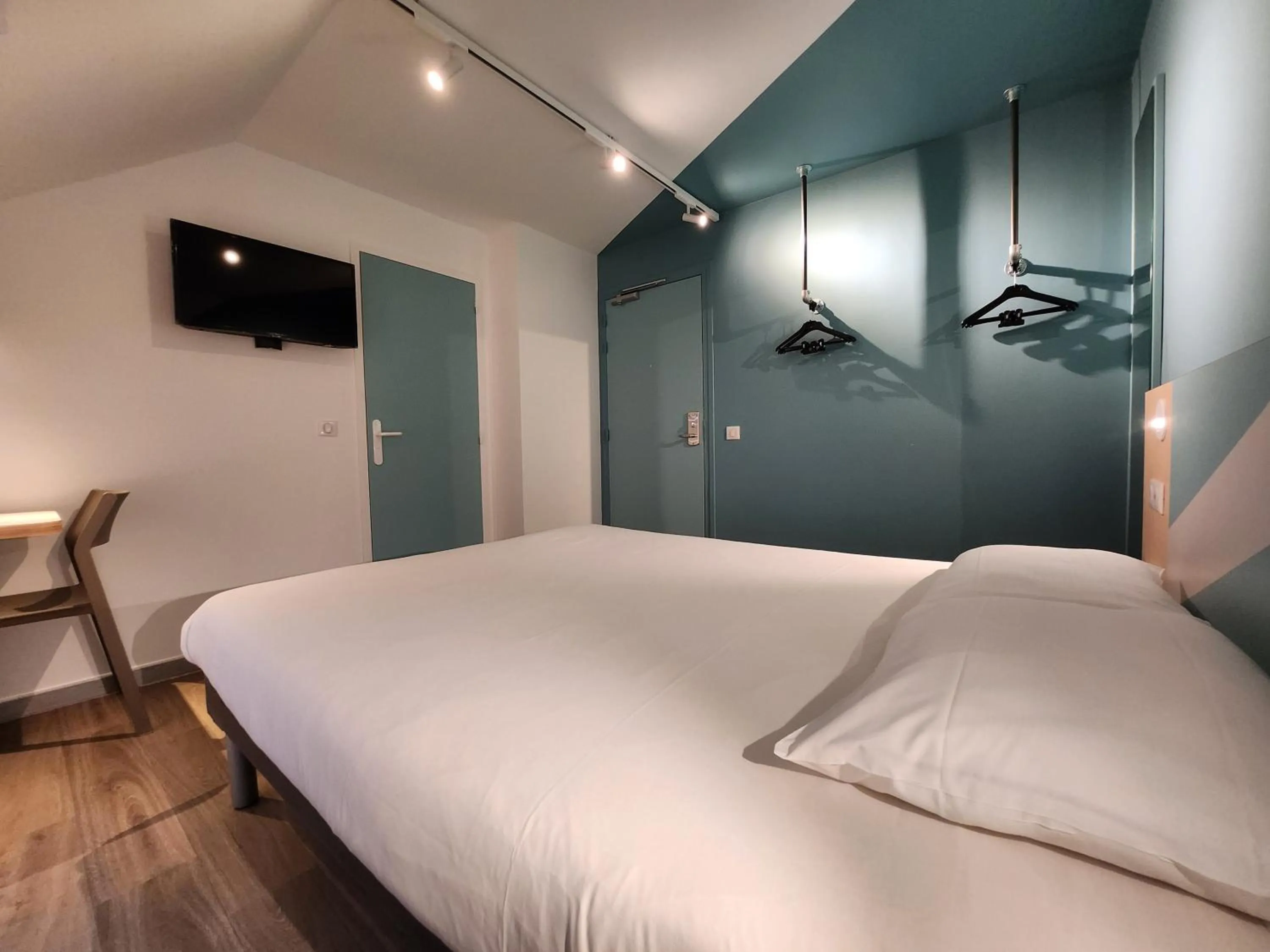 Photo of the whole room, Bed in ibis budget Chambourcy Saint Germain