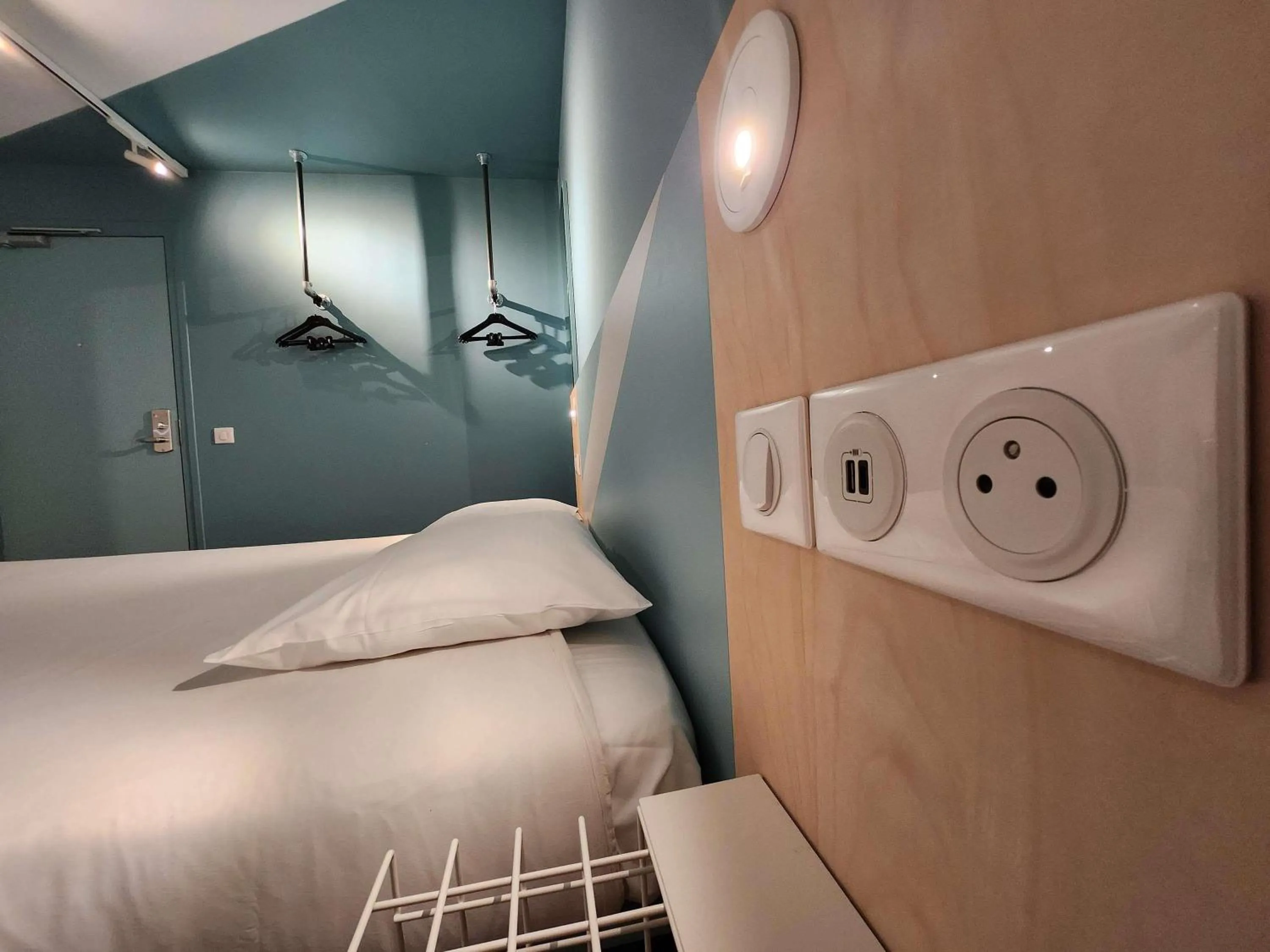 Bedroom, Bed in ibis budget Chambourcy Saint Germain