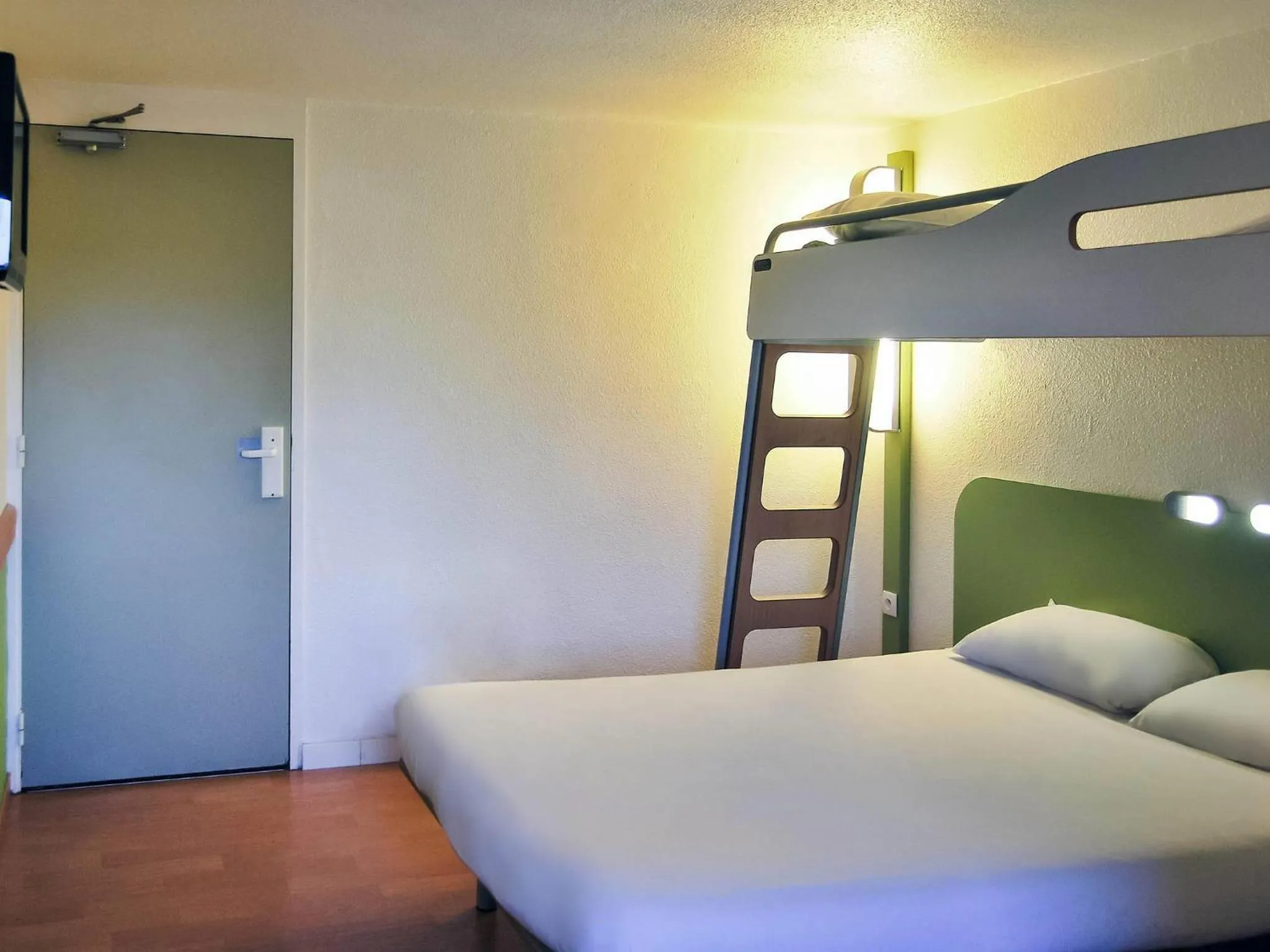 Bedroom, Bed in ibis budget Chambourcy Saint Germain