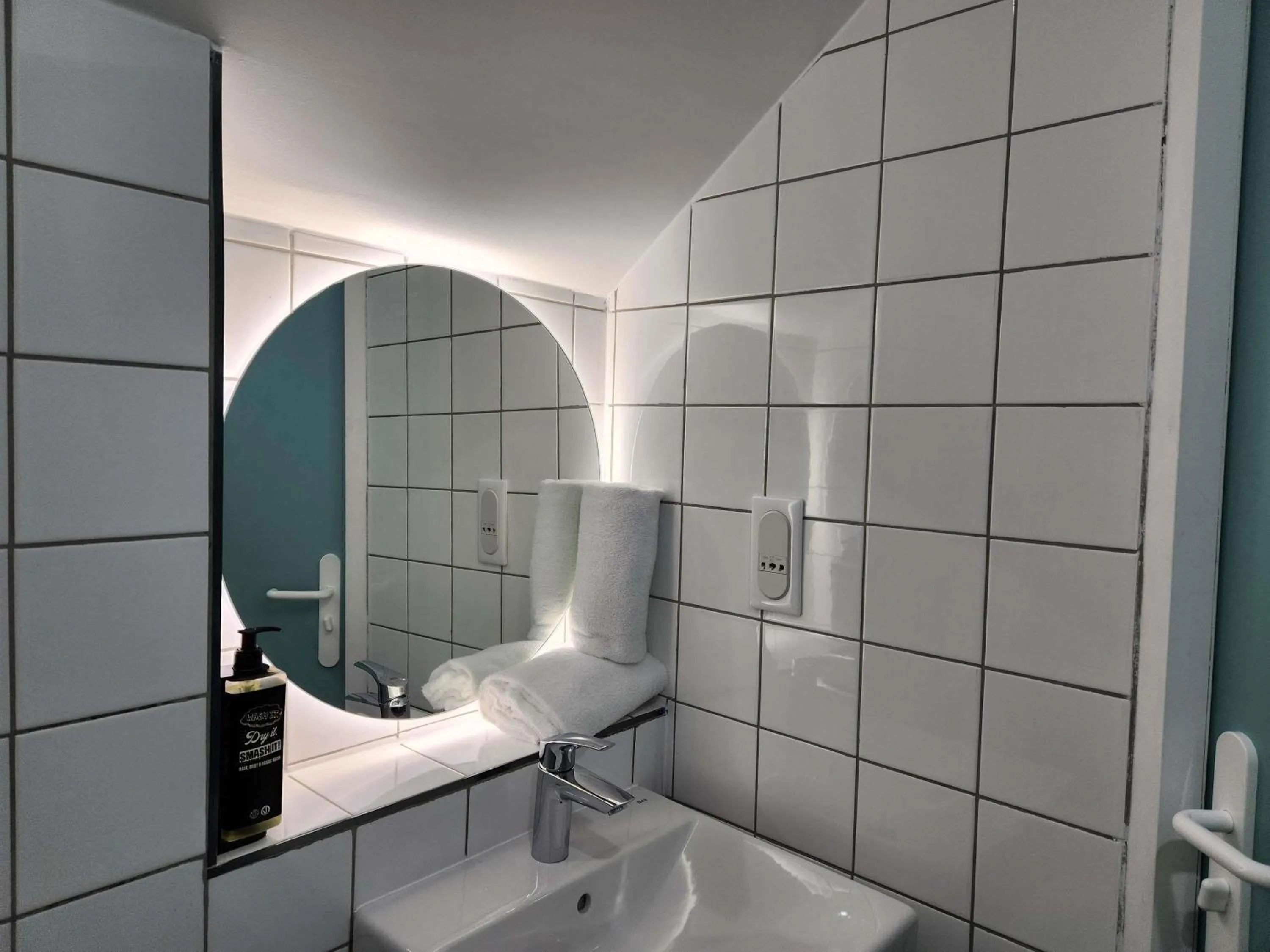 Bedroom in ibis budget Chambourcy Saint Germain