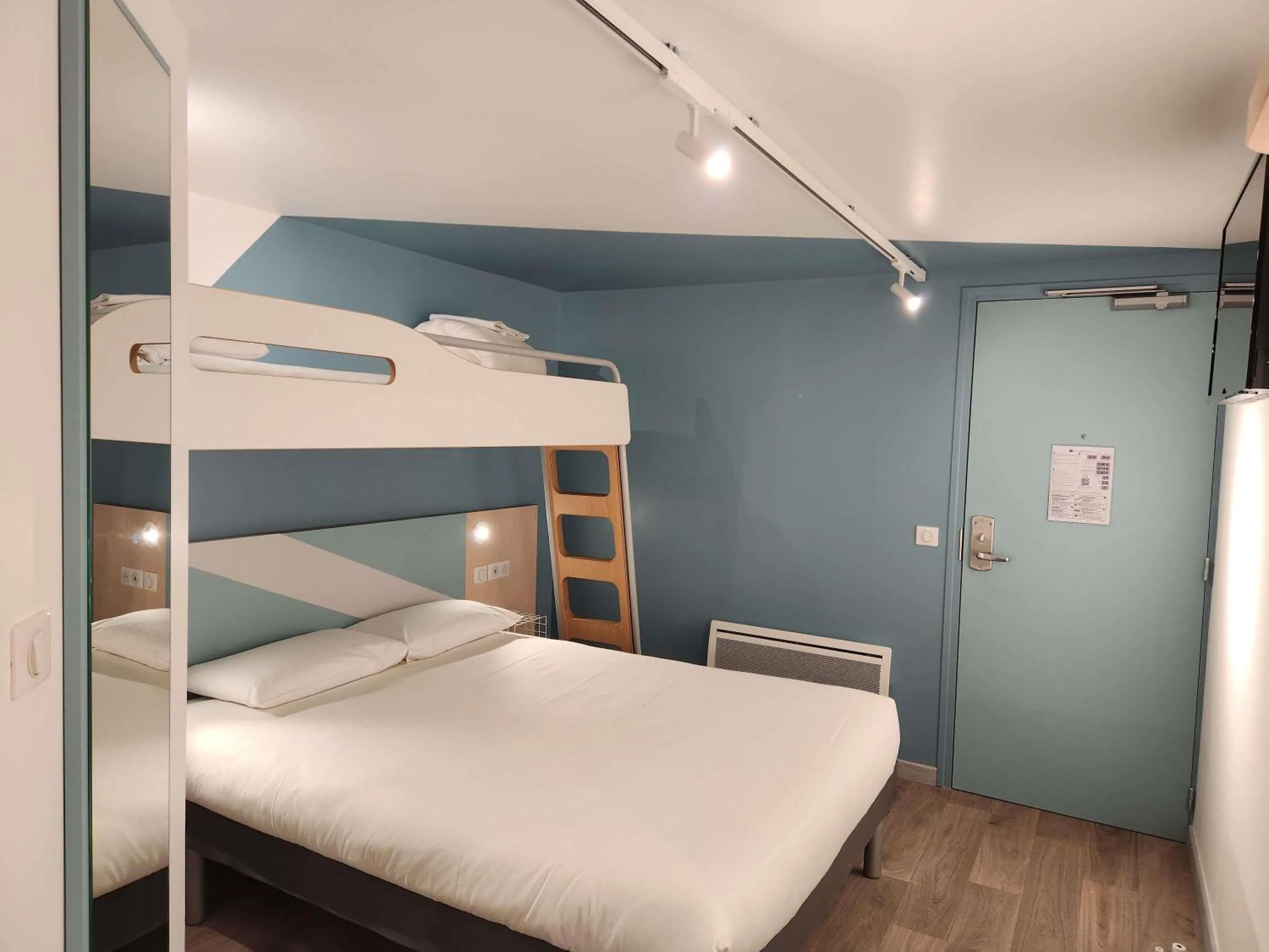 Bedroom, Bed in ibis budget Chambourcy Saint Germain