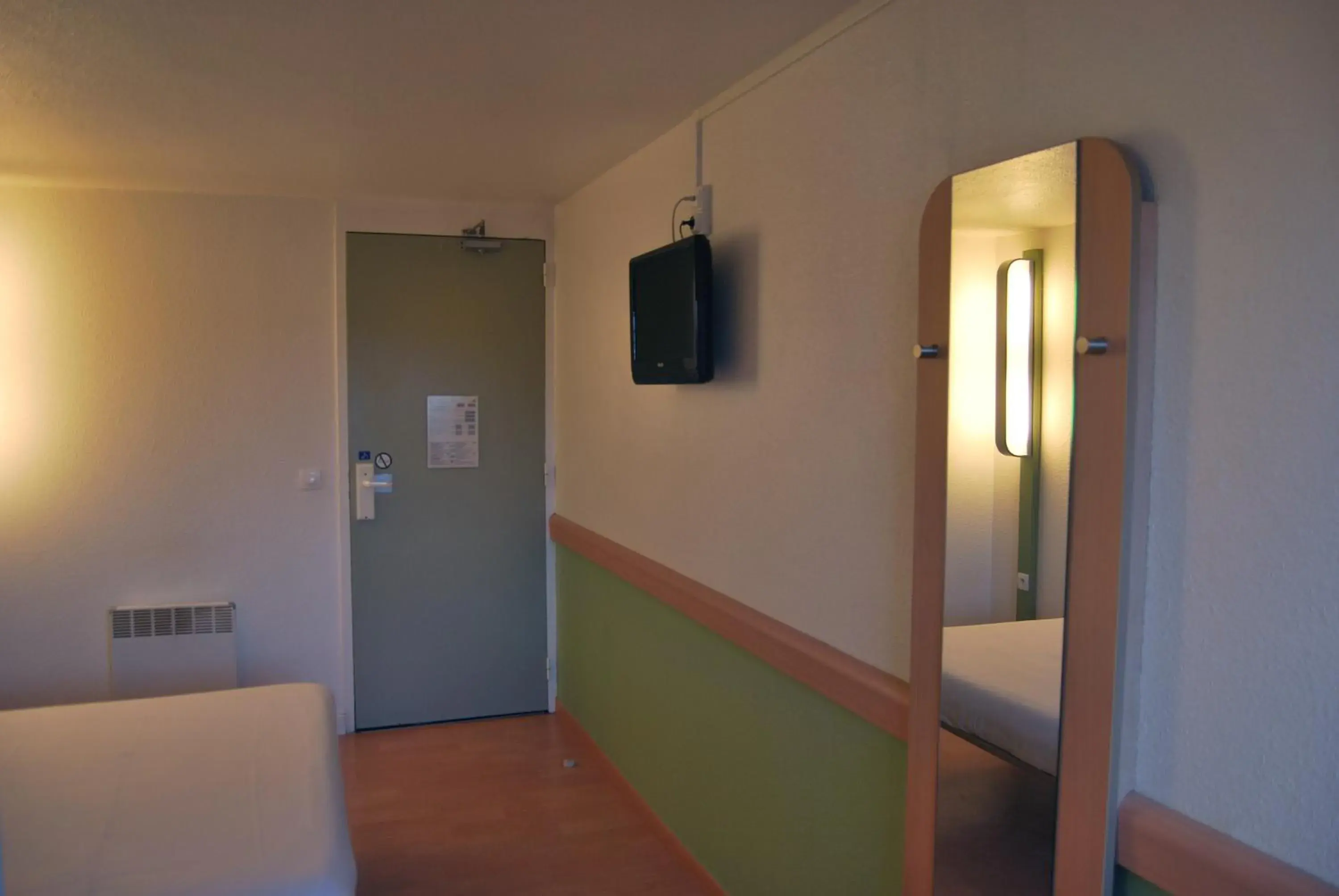 Photo of the whole room, TV/Entertainment Center in ibis budget Chambourcy Saint Germain
