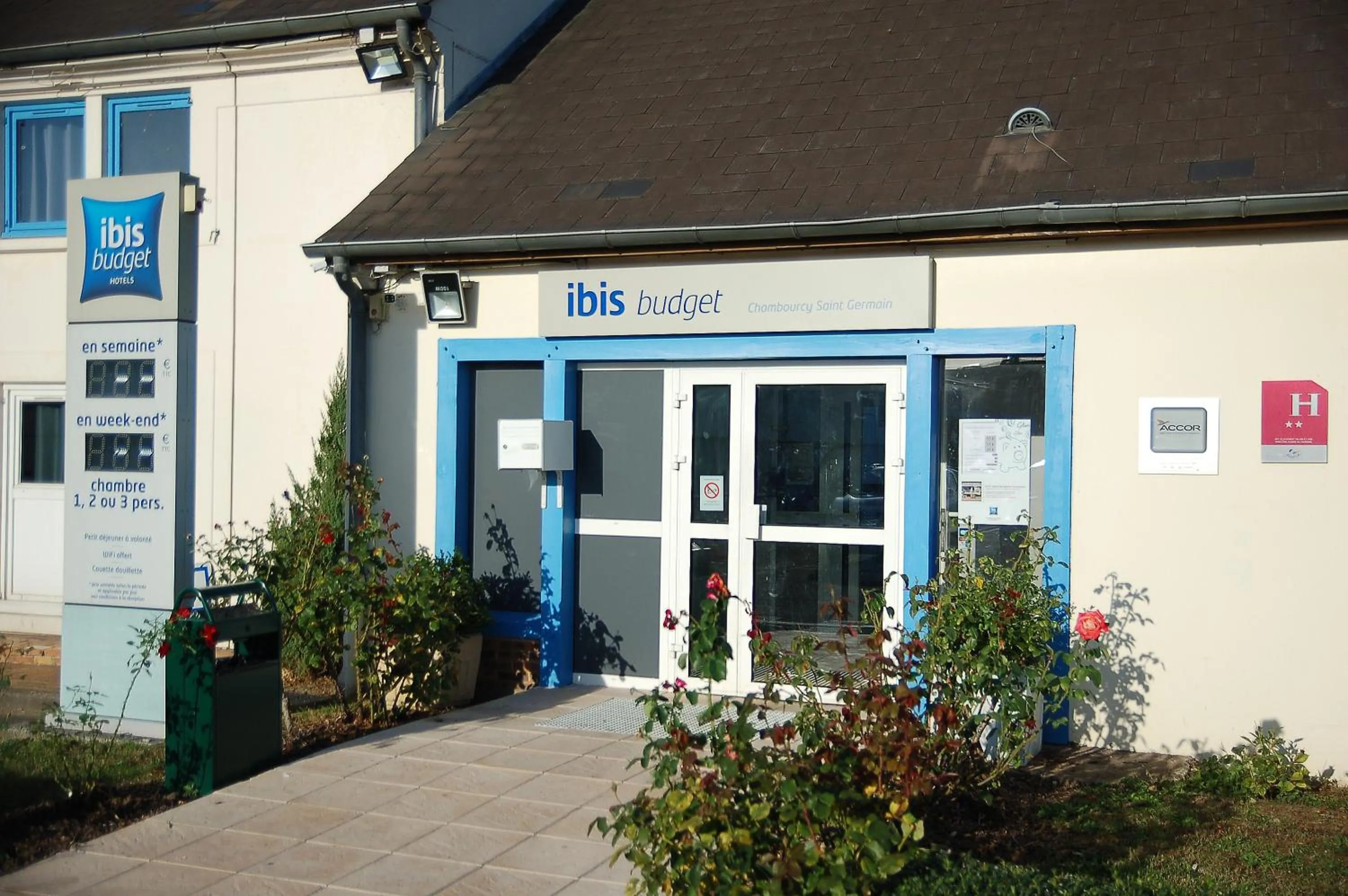 Facade/entrance in ibis budget Chambourcy Saint Germain