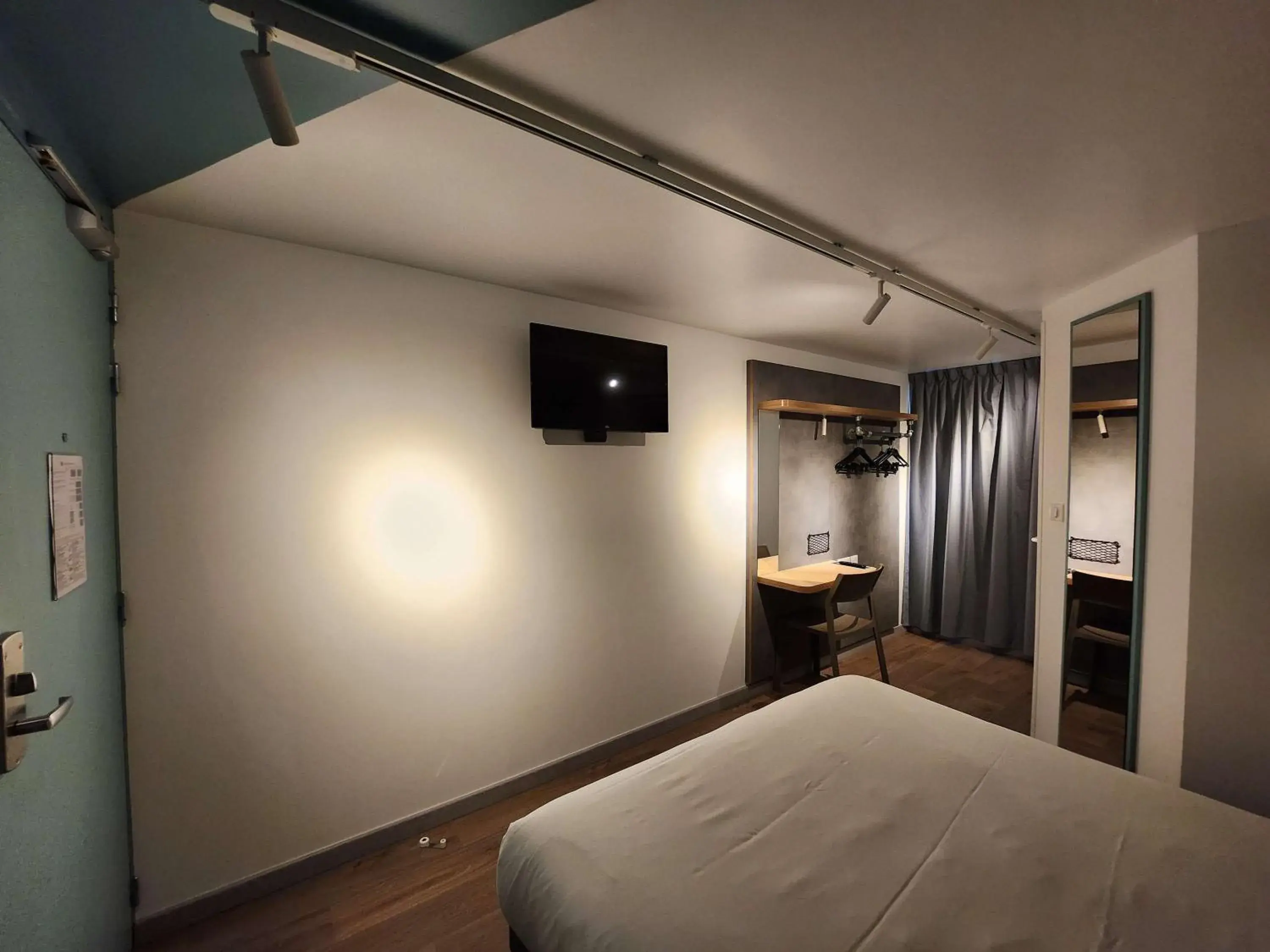 Bedroom, Bed in ibis budget Chambourcy Saint Germain