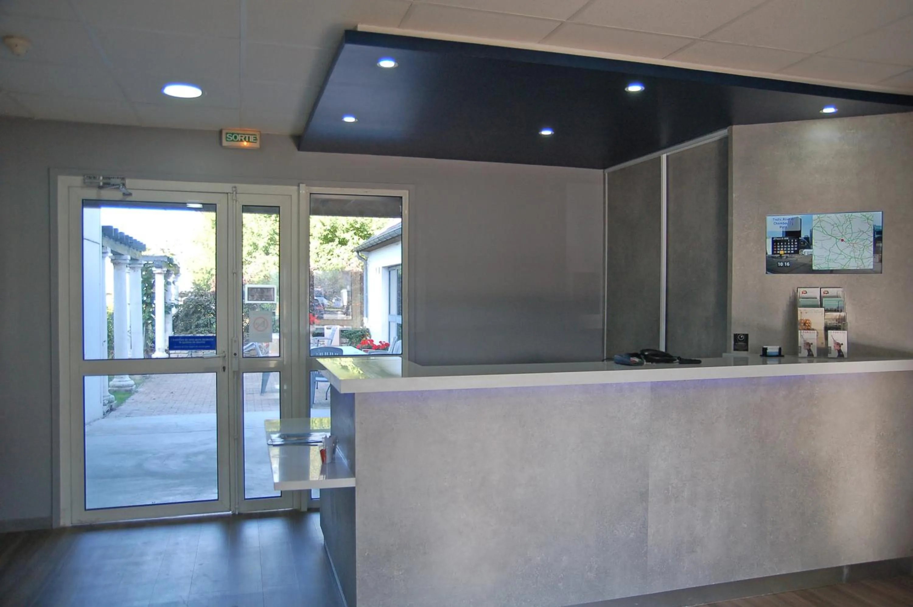 Lobby or reception in ibis budget Chambourcy Saint Germain