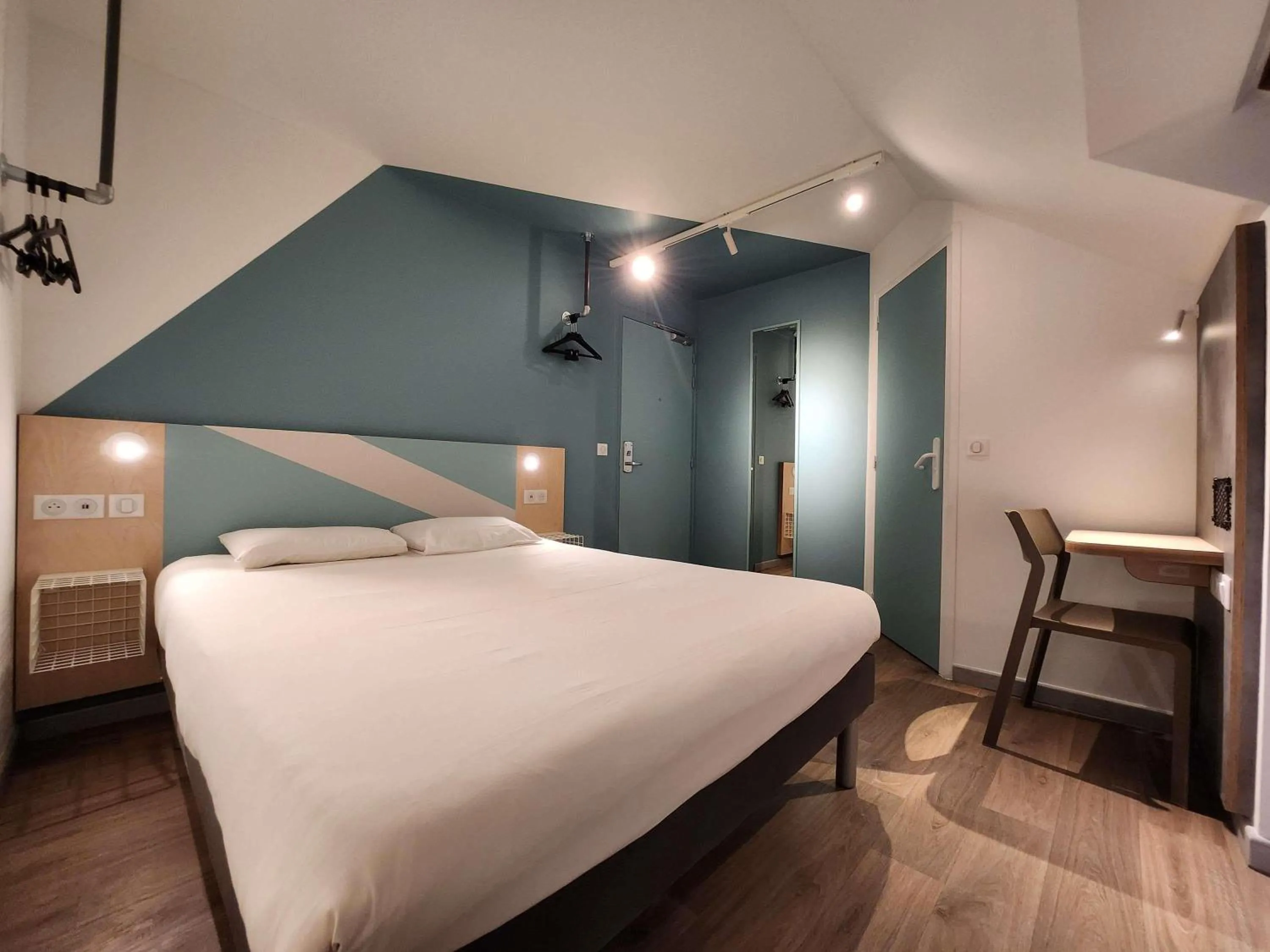 Bedroom, Bed in ibis budget Chambourcy Saint Germain