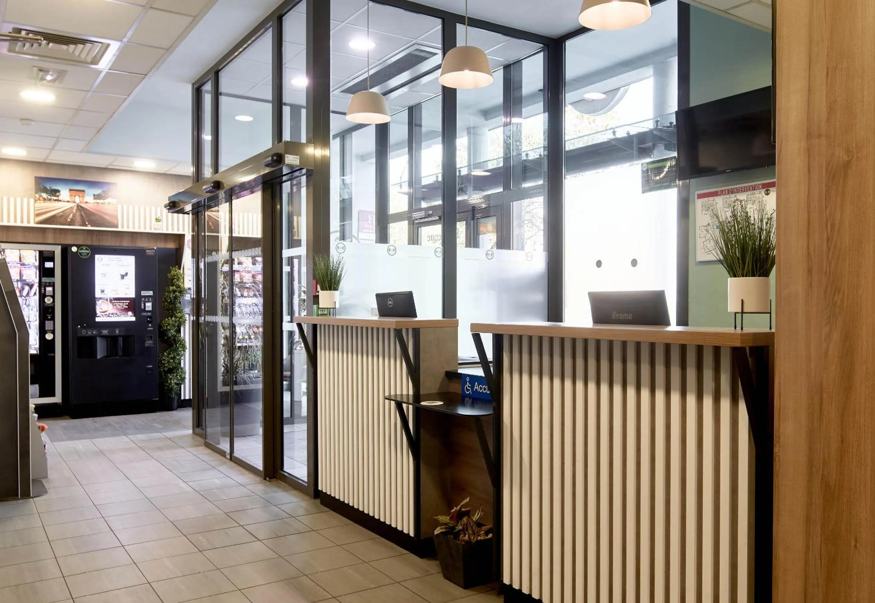 Lobby or reception in B&B HOTEL Paris Saint-Denis Pleyel