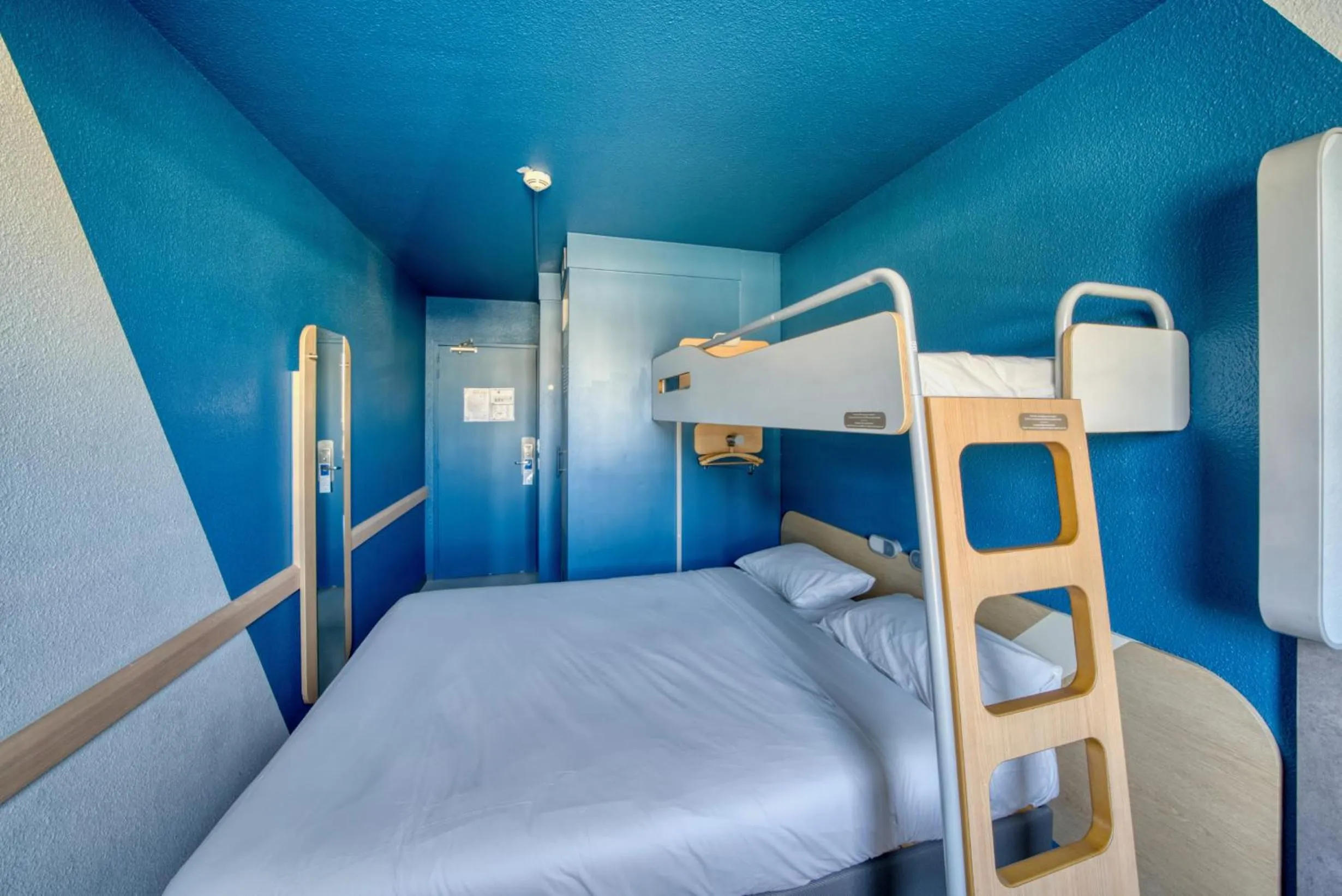 Bed in ibis Budget Gennevilliers Asnières - Rénové en 2025