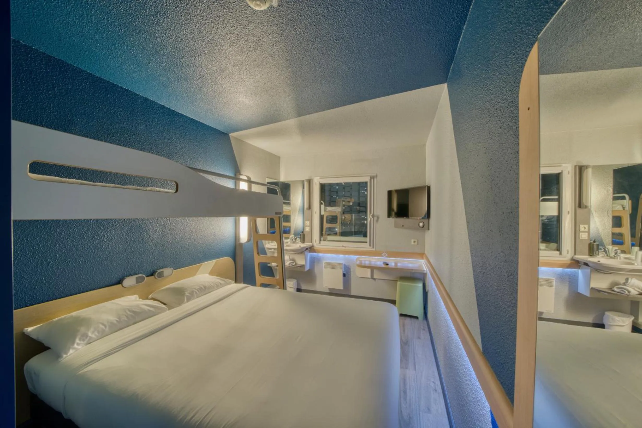Bed in ibis Budget Gennevilliers Asnières - Rénové en 2025