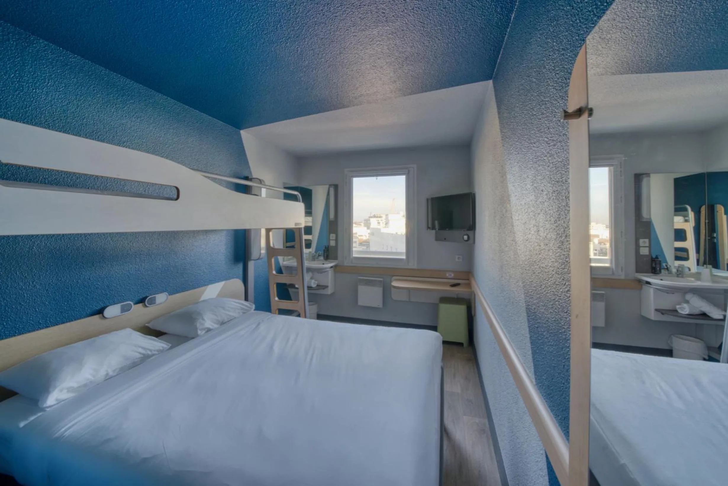 Bed in ibis Budget Gennevilliers Asnières - Rénové en 2025