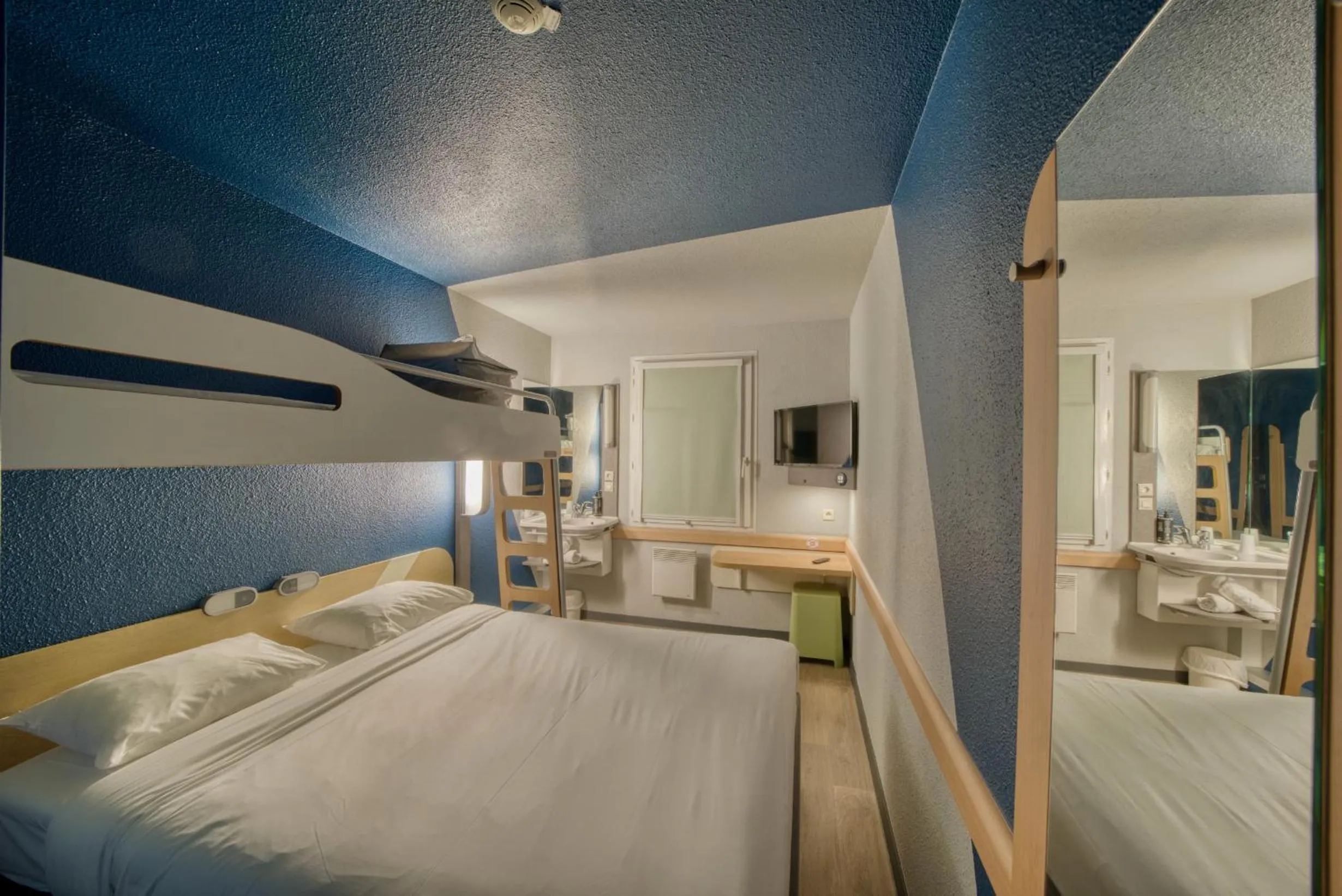 Bed in ibis Budget Gennevilliers Asnières - Rénové en 2025