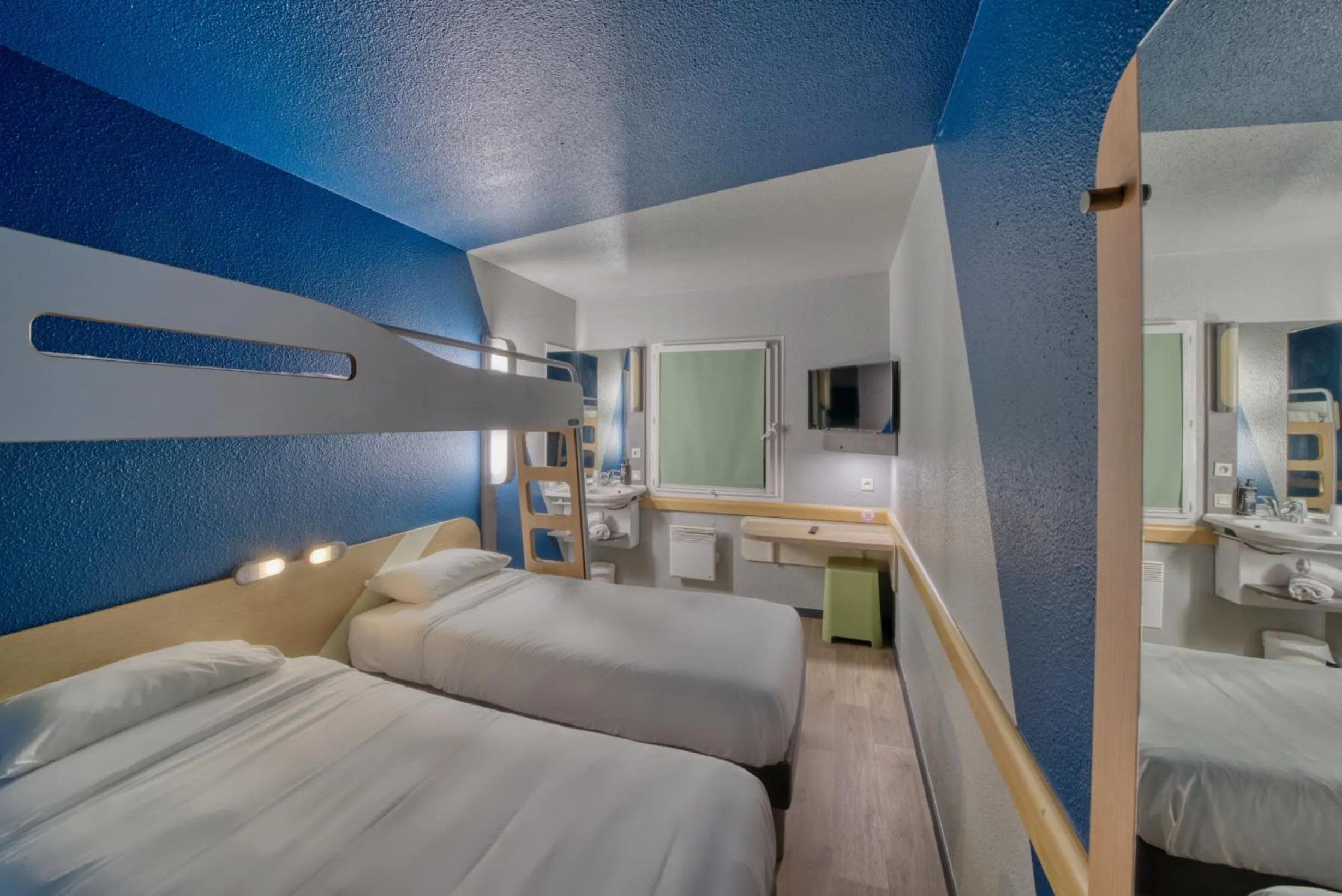 Bed in ibis Budget Gennevilliers Asnières - Rénové en 2025