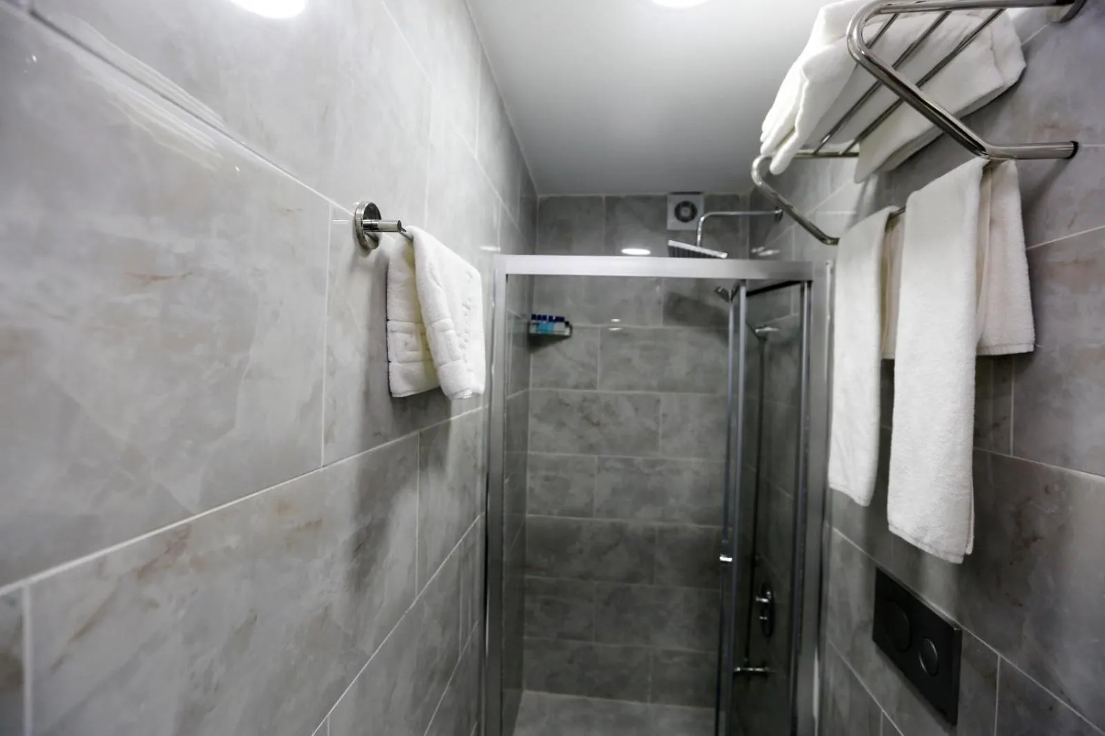 Shower in DNZ TAXIM FERİDİYE HoTEL