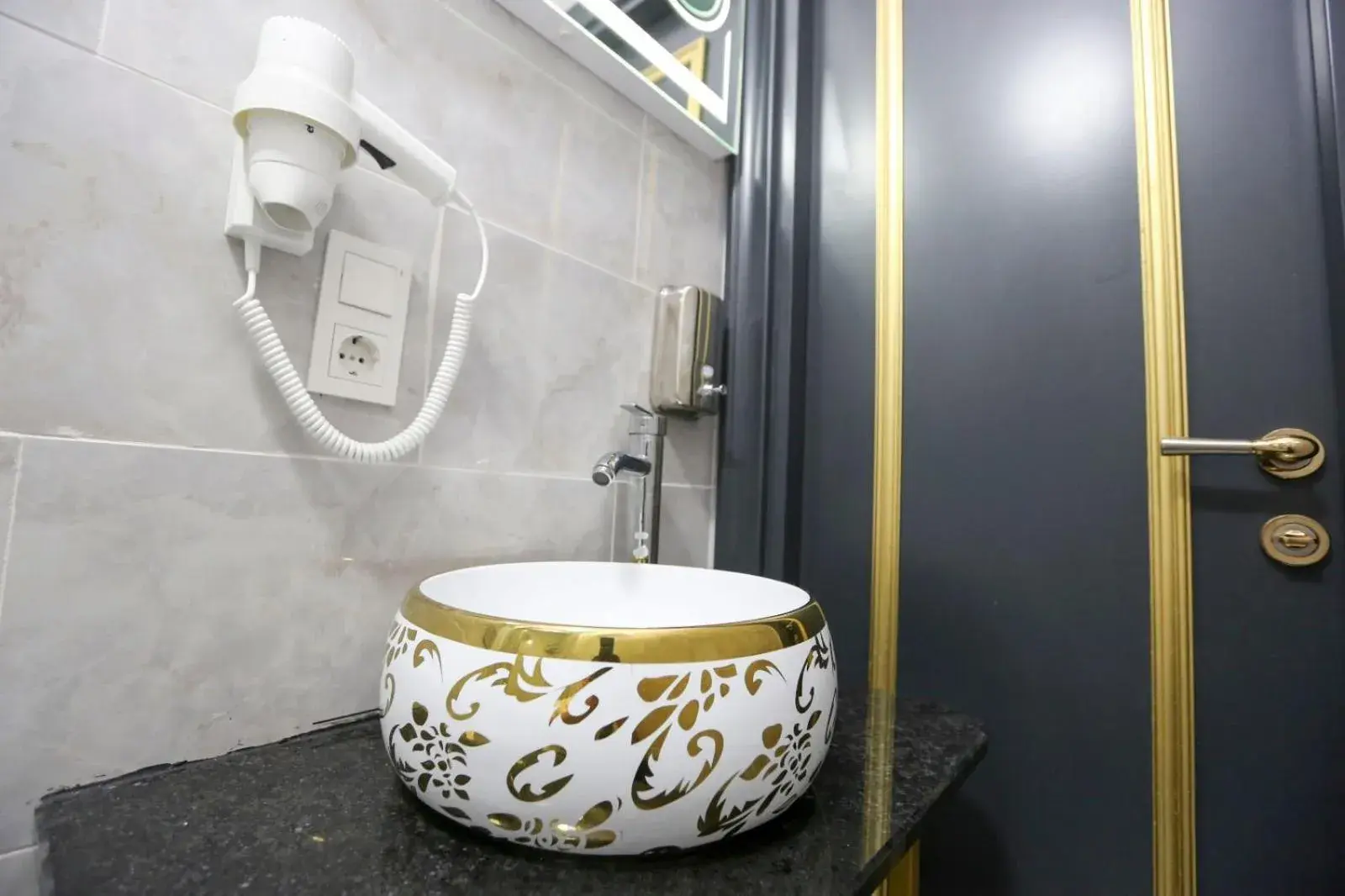 Shower in DNZ Taxim Feridiye Hotel Shower in DNZ Taxim Feridiye Hotel