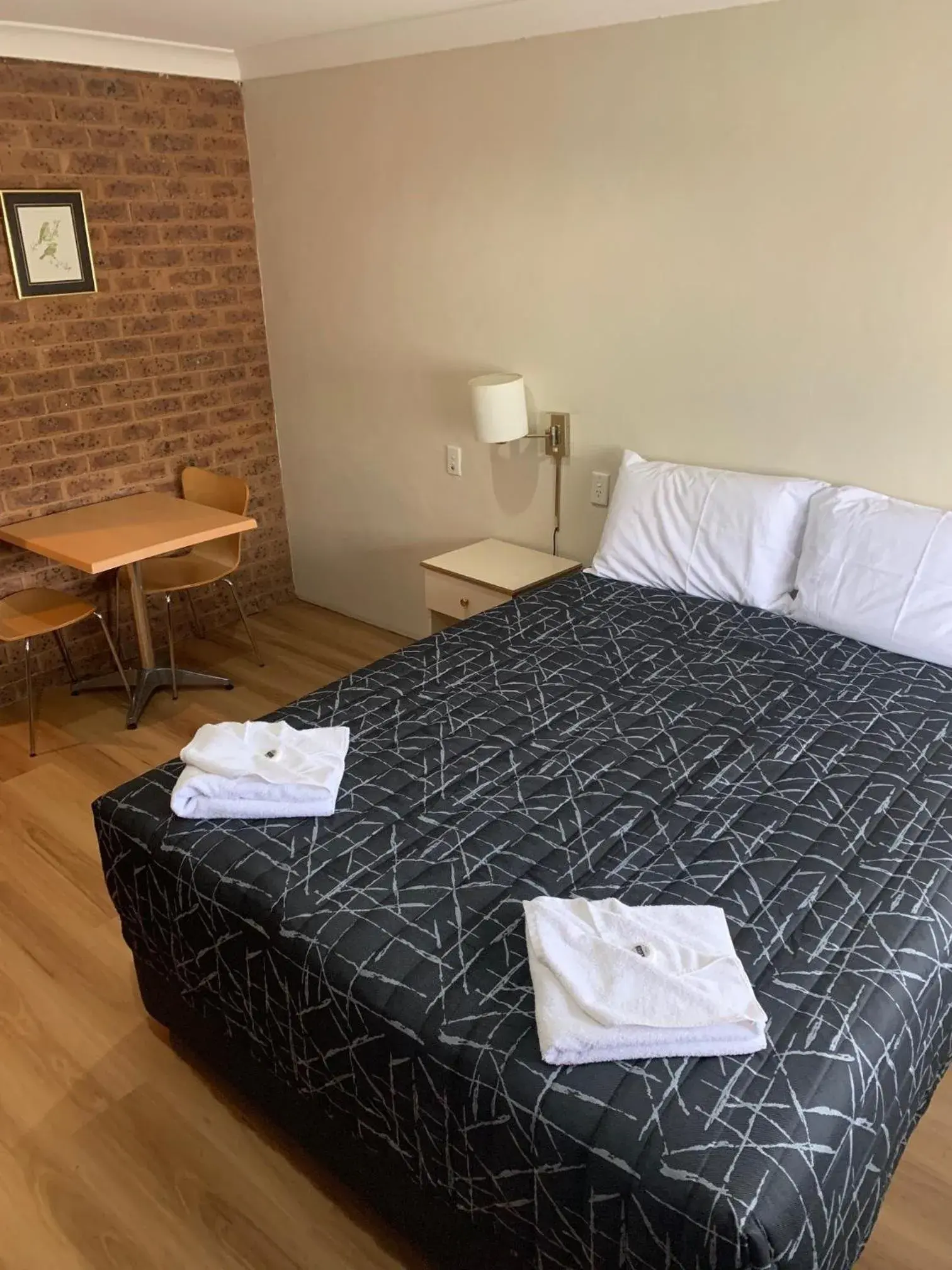 Standard Queen Room in Colonial Motor Inn Standard Queen Room in Colonial Motor Inn