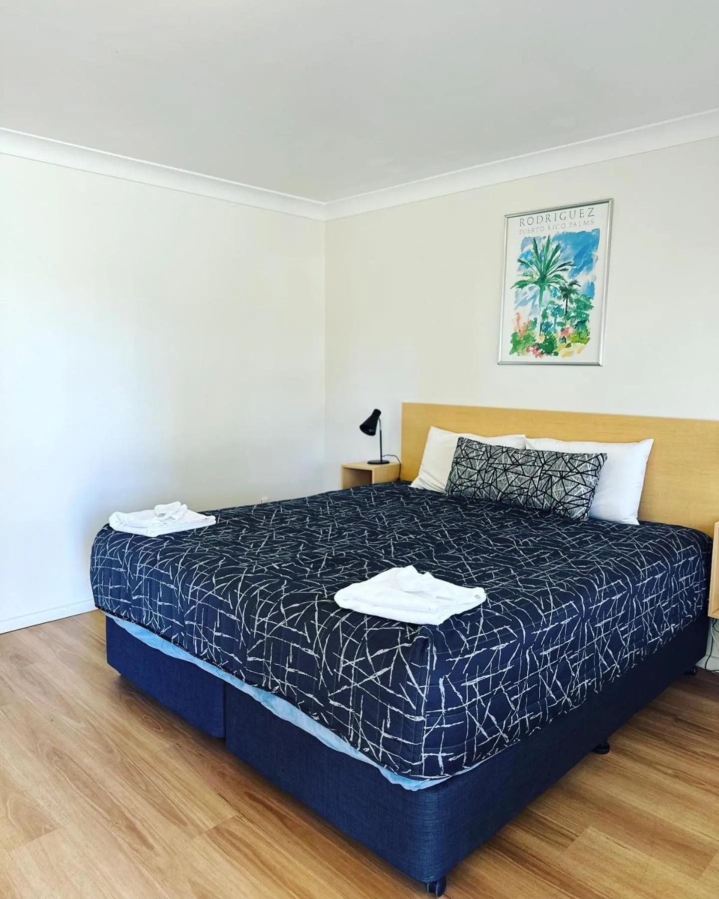 Bed in Colonial Motor Inn