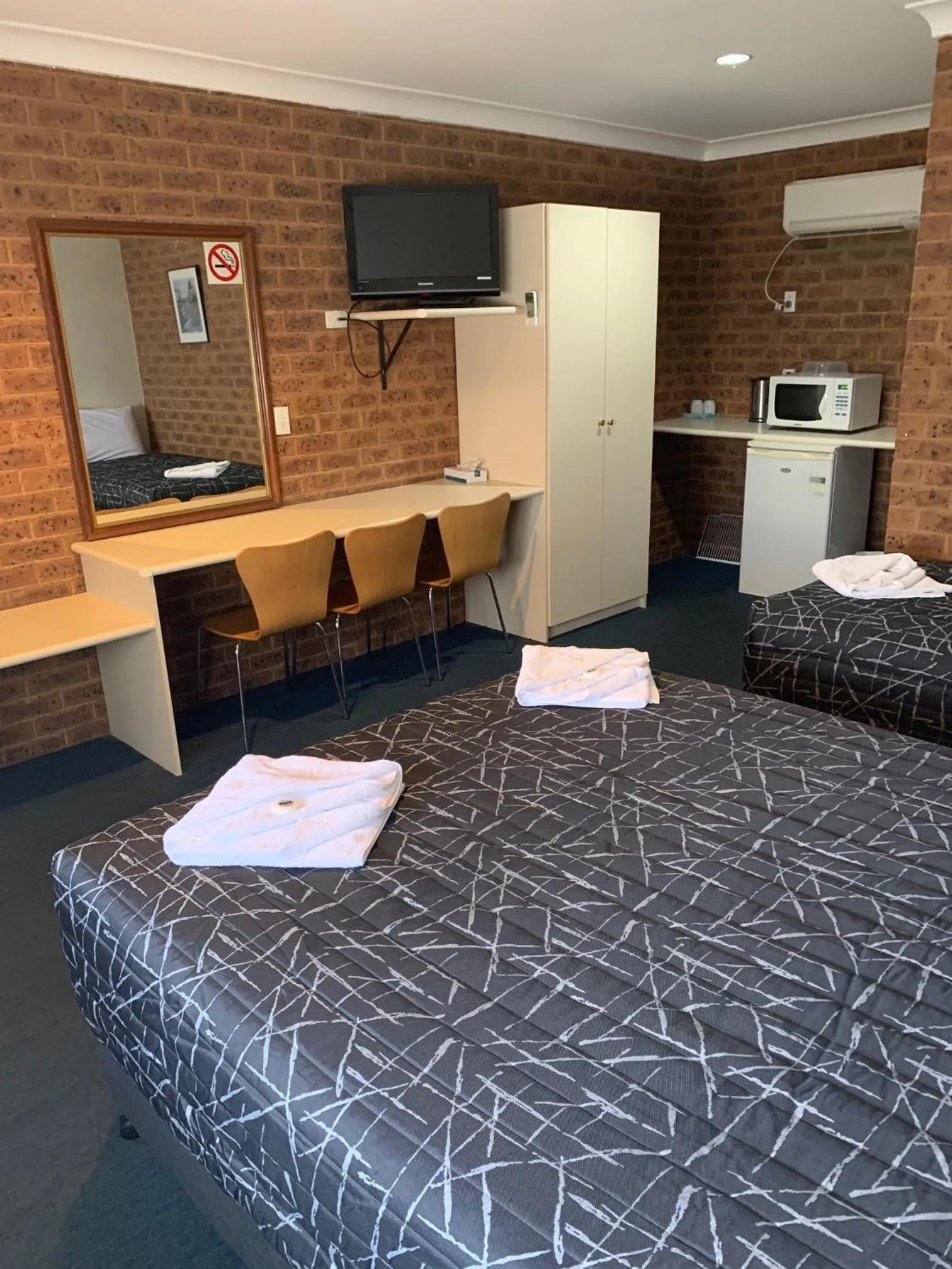 TV and multimedia, Bed in Colonial Motor Inn