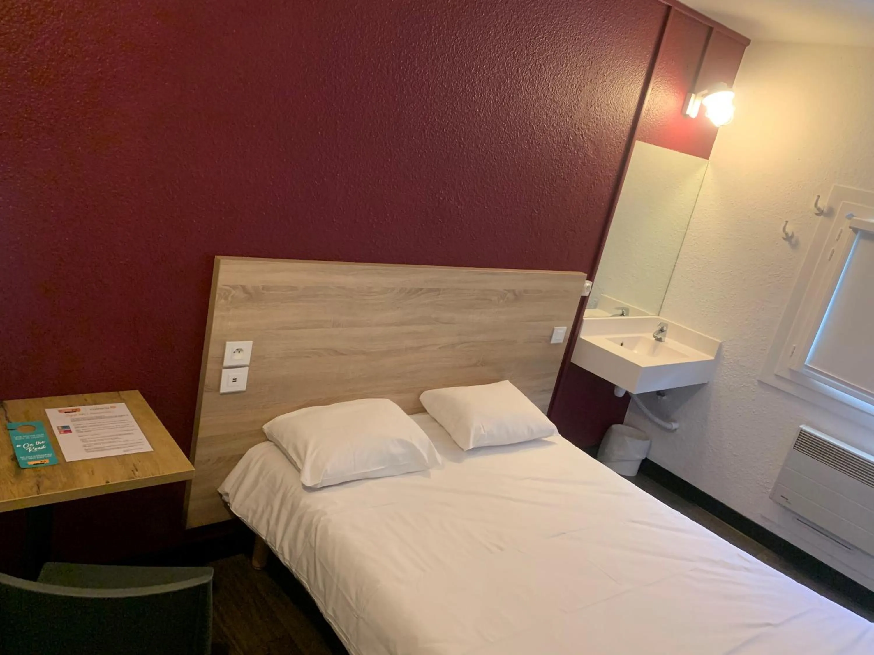 Bedroom, Bed in hotelF1 Villepinte Parc des Expositions