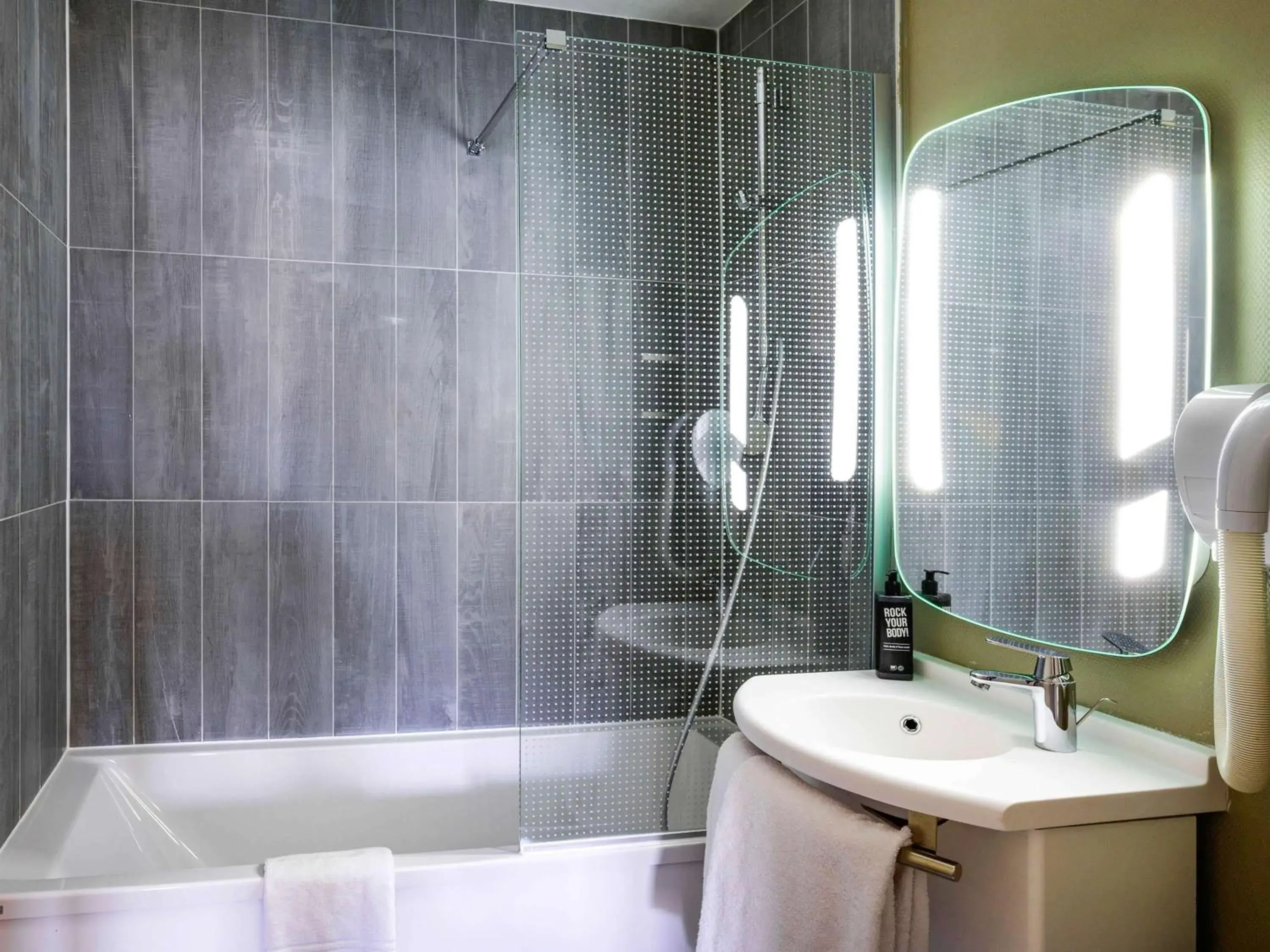 Photo of the whole room, Bathroom in ibis Saint Gratien - Enghien-Les-Bains