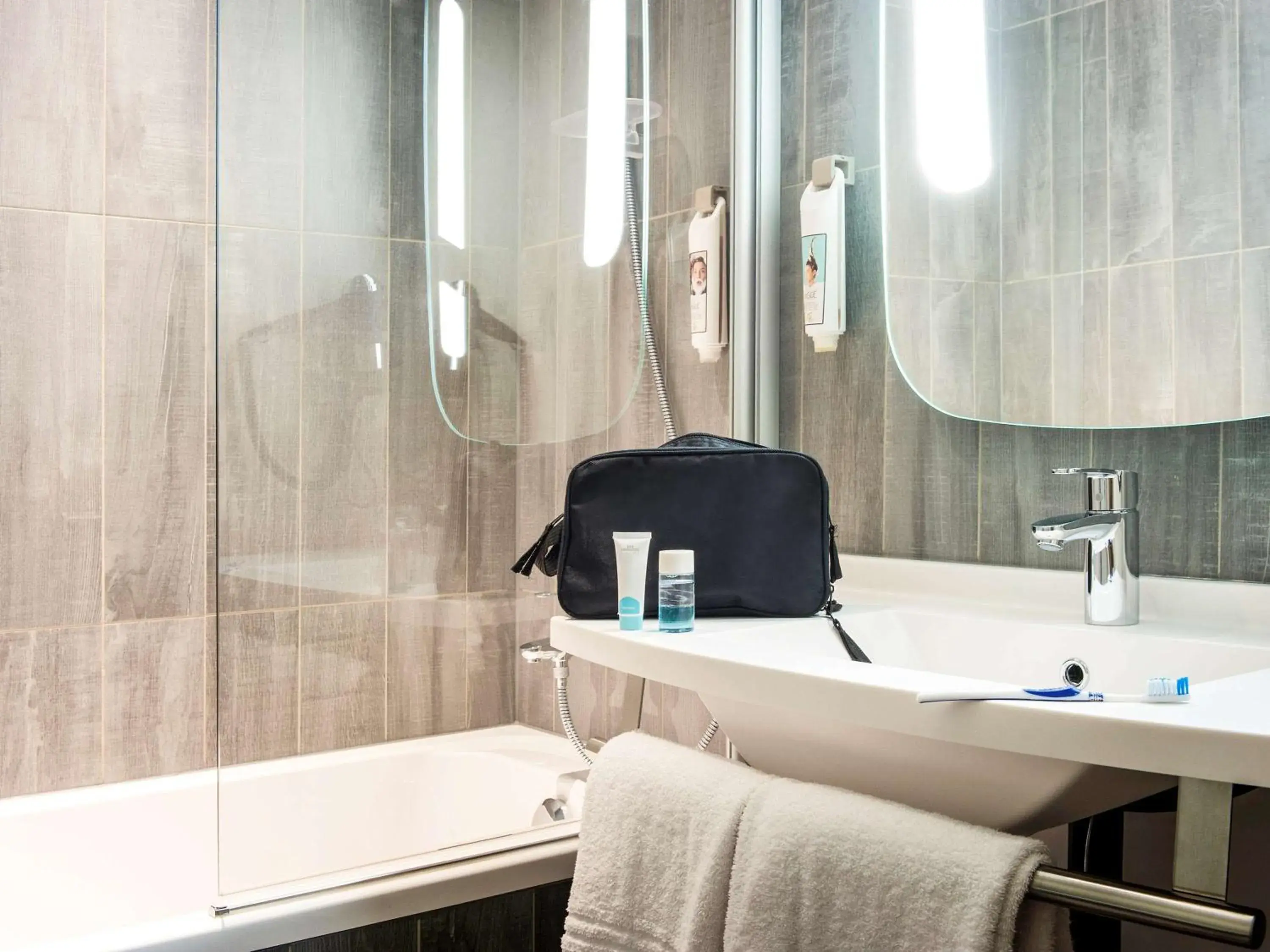 Photo of the whole room, Bathroom in ibis Saint Gratien - Enghien-Les-Bains