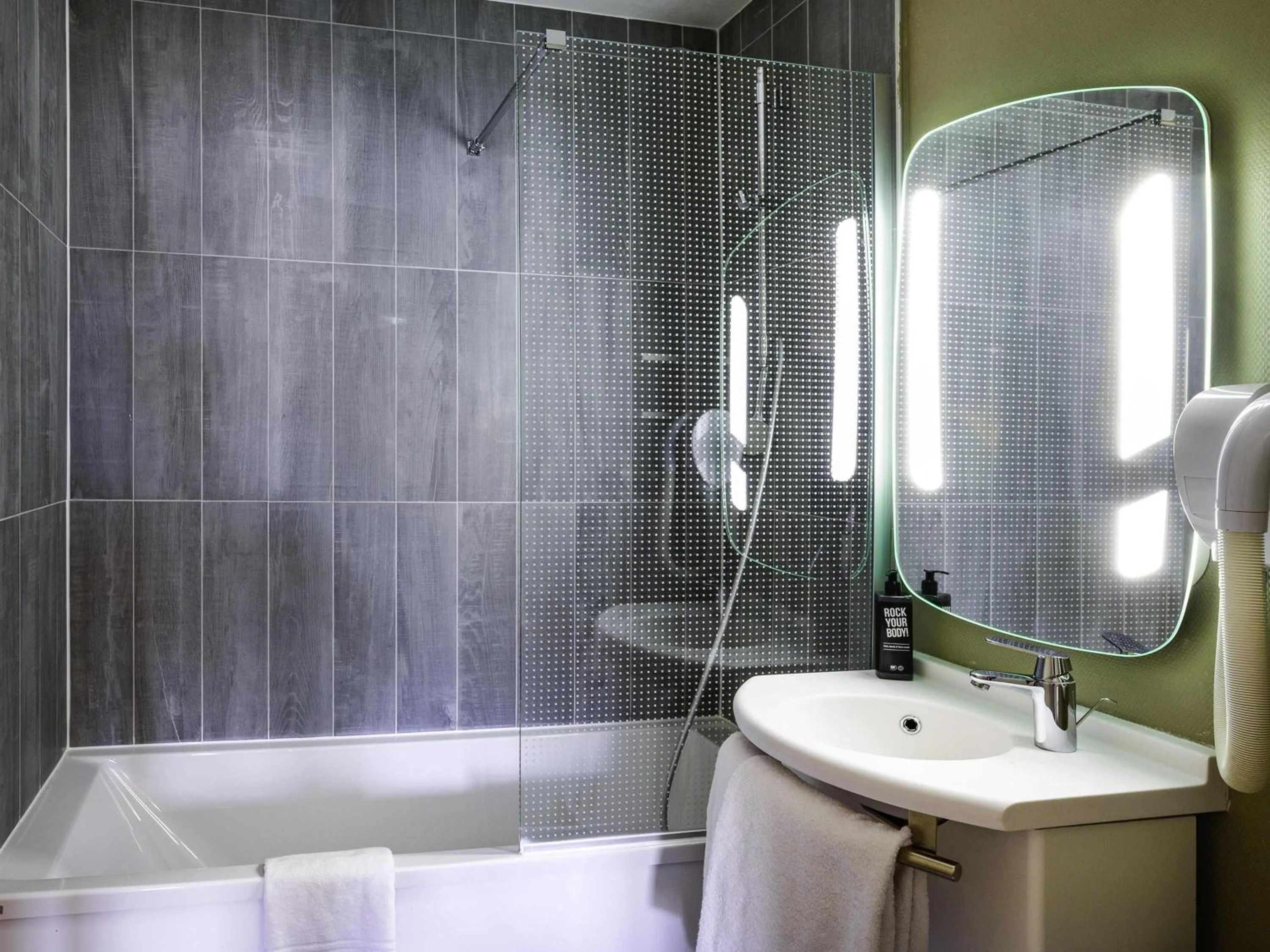 Bedroom in ibis Saint Gratien - Enghien-Les-Bains