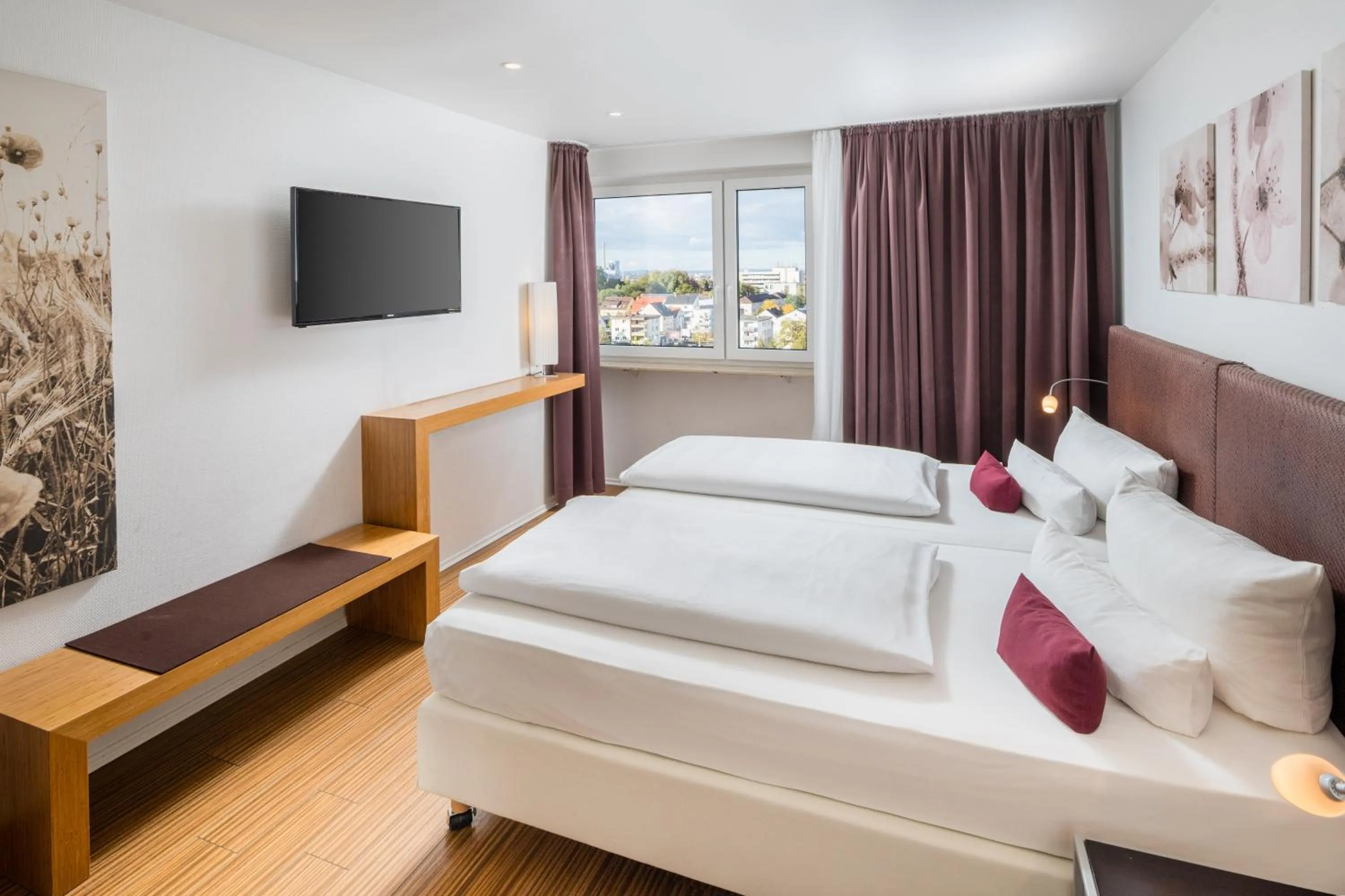 Bedroom, Bed in Hotel Newton Heilbronn