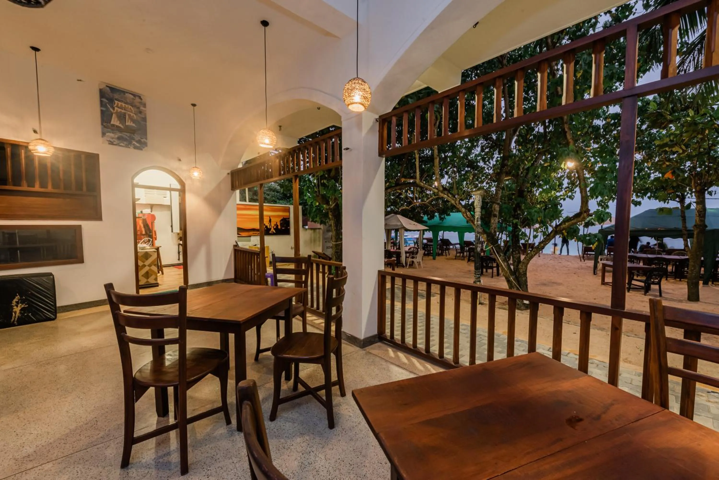 Restaurant/places to eat in Seaview Deepal villa