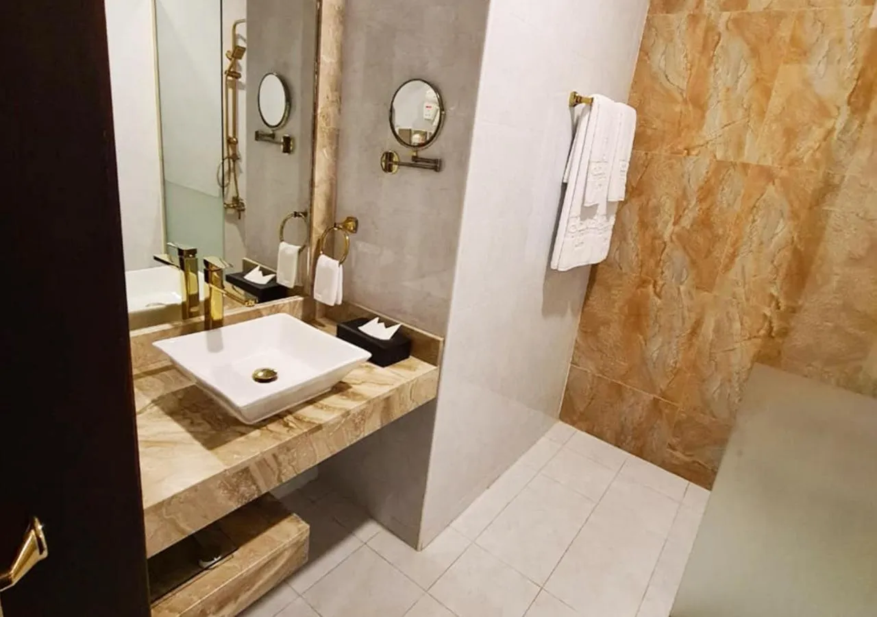 Toilet in Holiday Al Khaleej Hotel