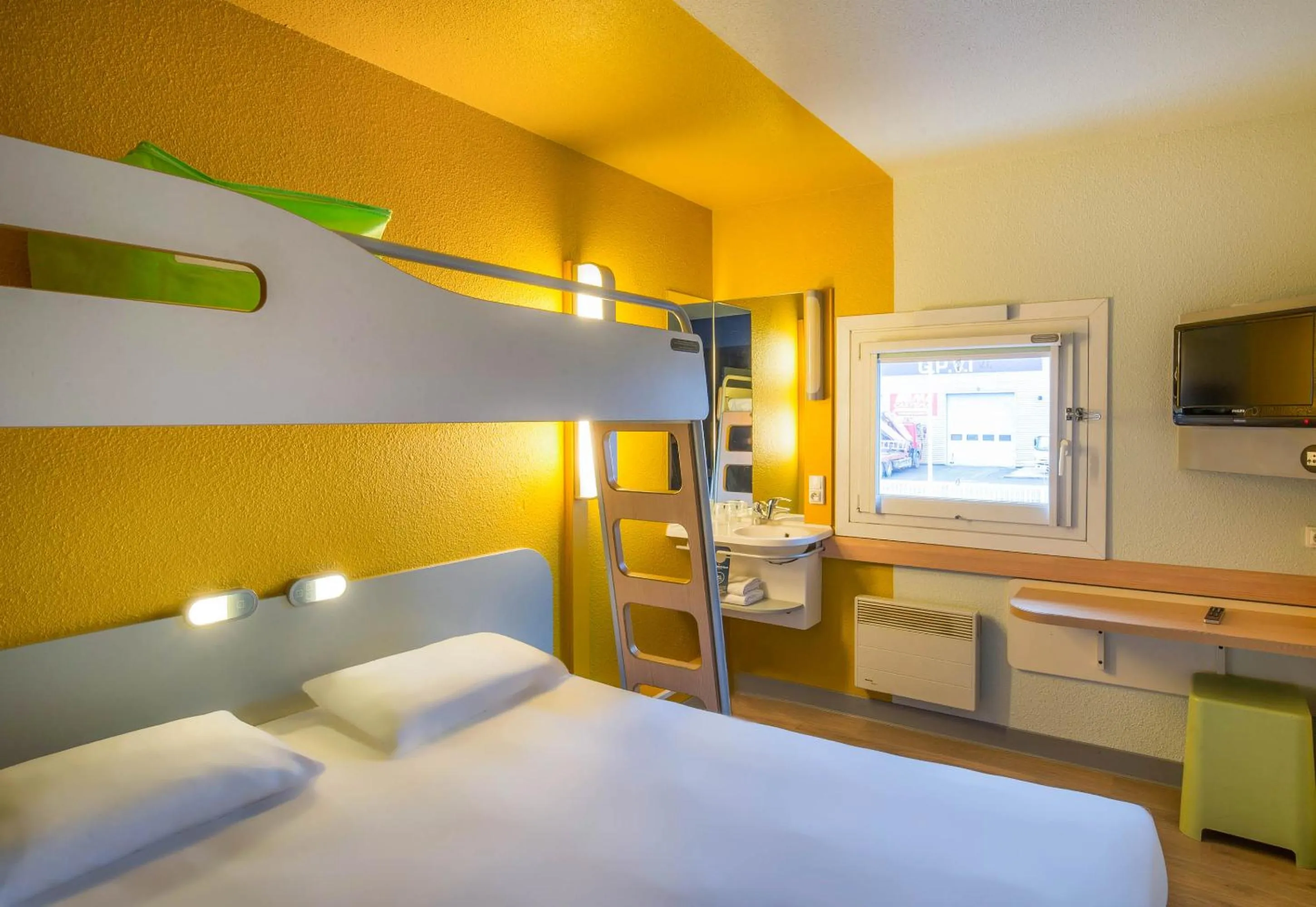 Bedroom, Bed in ibis budget Cergy Pierrelaye