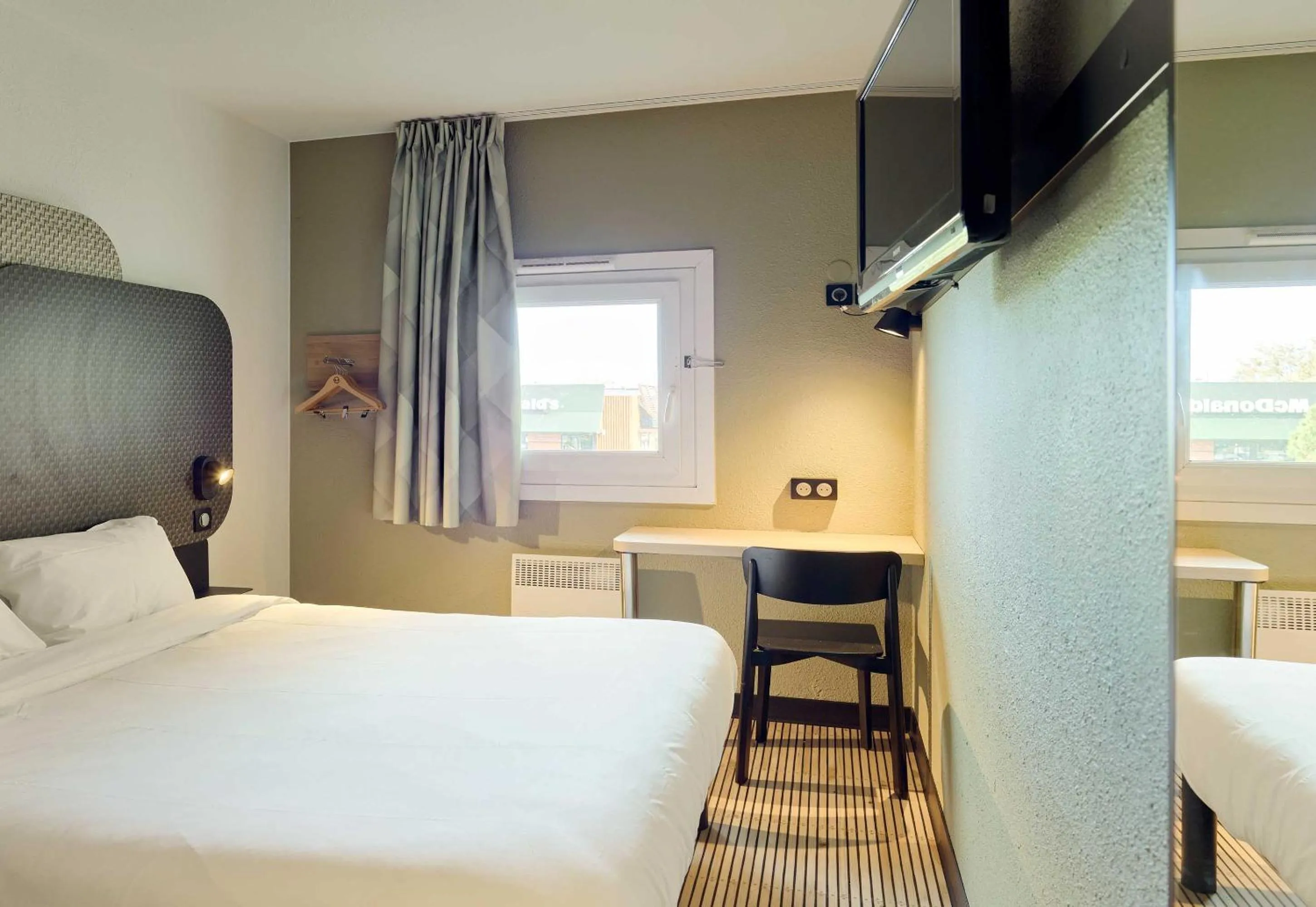 Bedroom, Bed in B&B HOTEL Cergy Pierrelaye