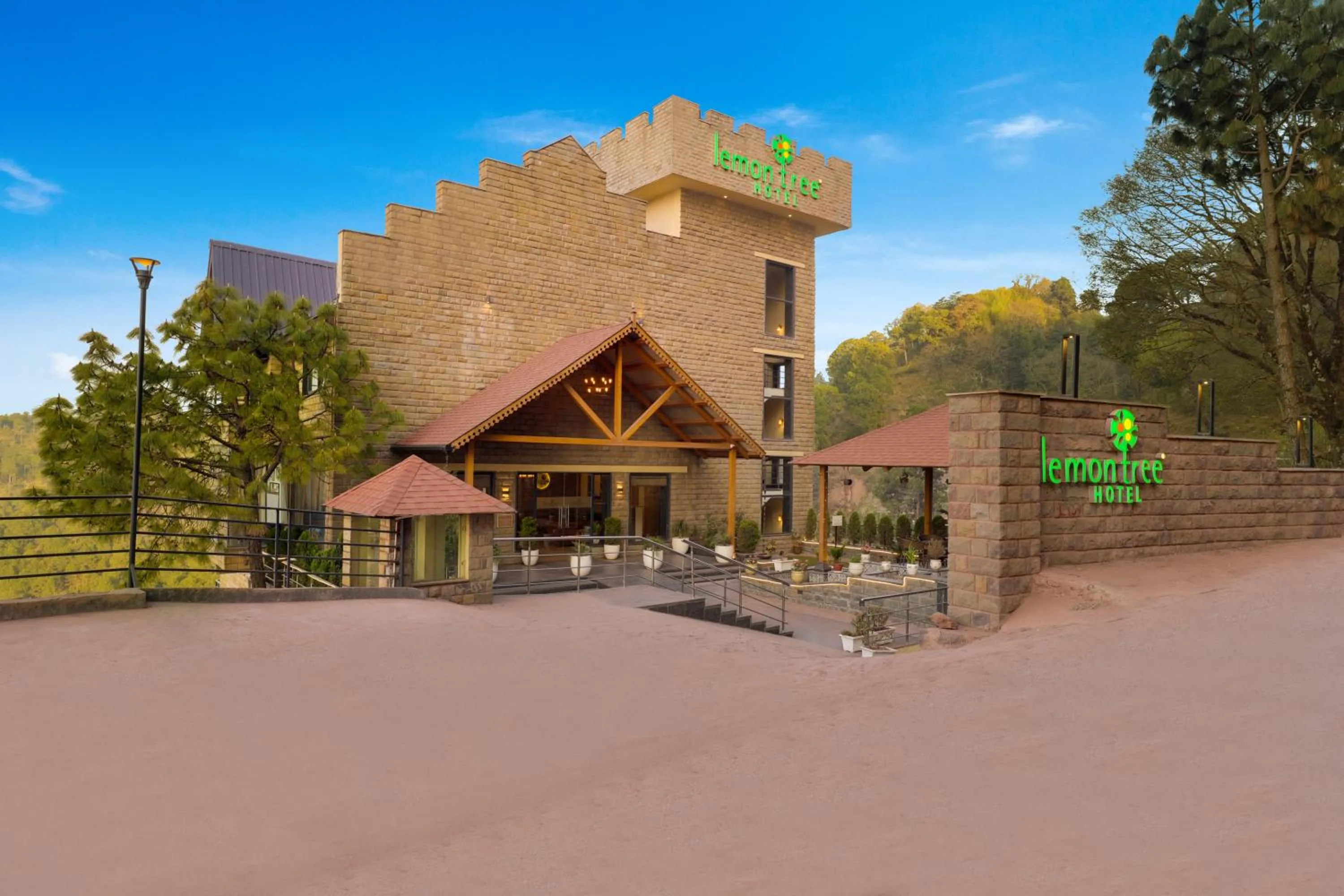 Facade/entrance in The Chateau Kasauli