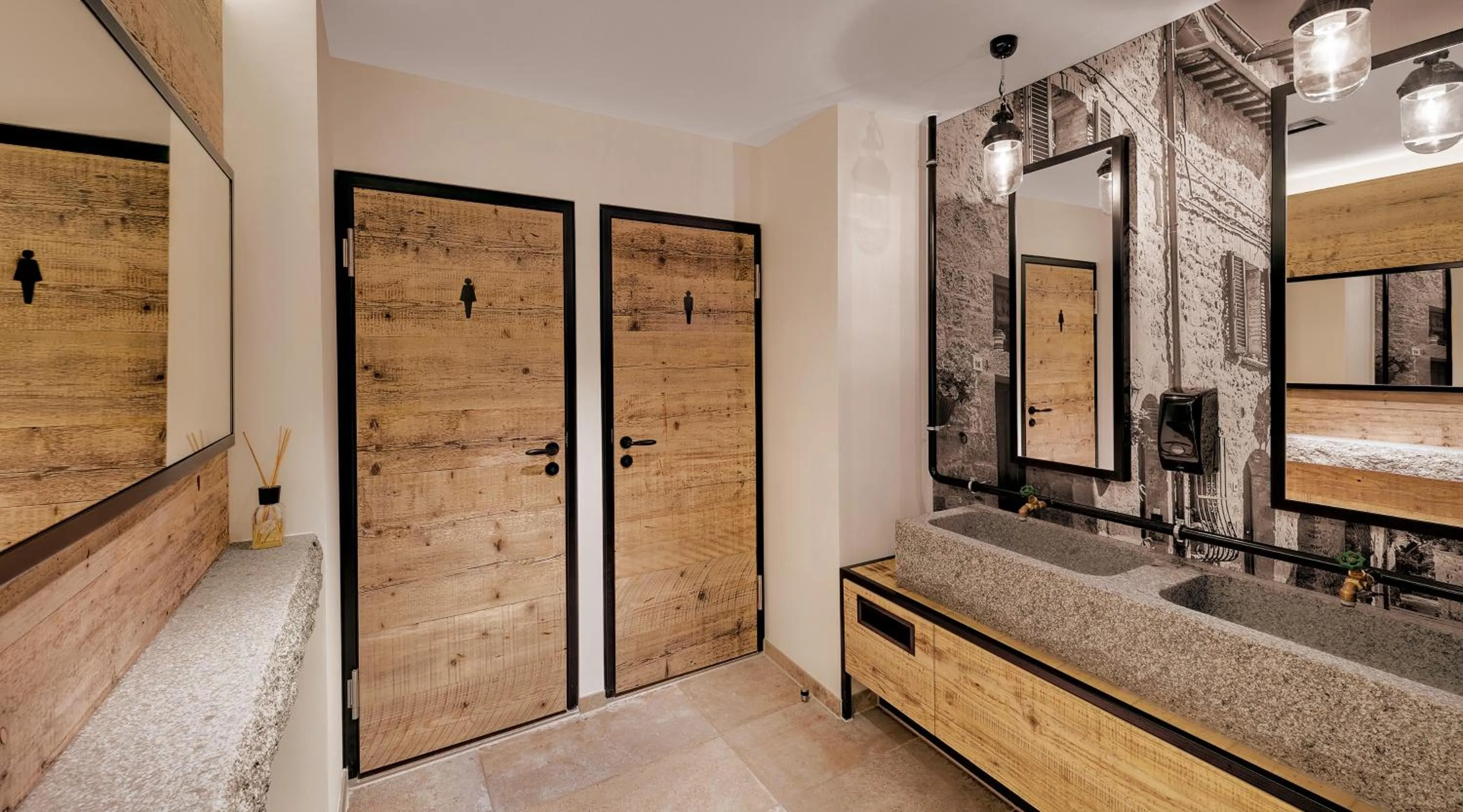 Toilet in Alpen Hotel München