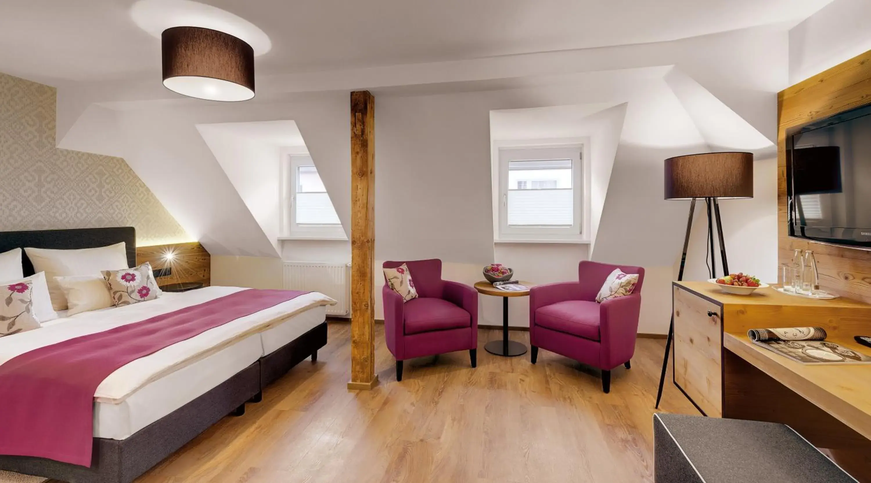 Photo of the whole room, Bed in Alpen Hotel München Photo of the whole room, Bed in Alpen Hotel München